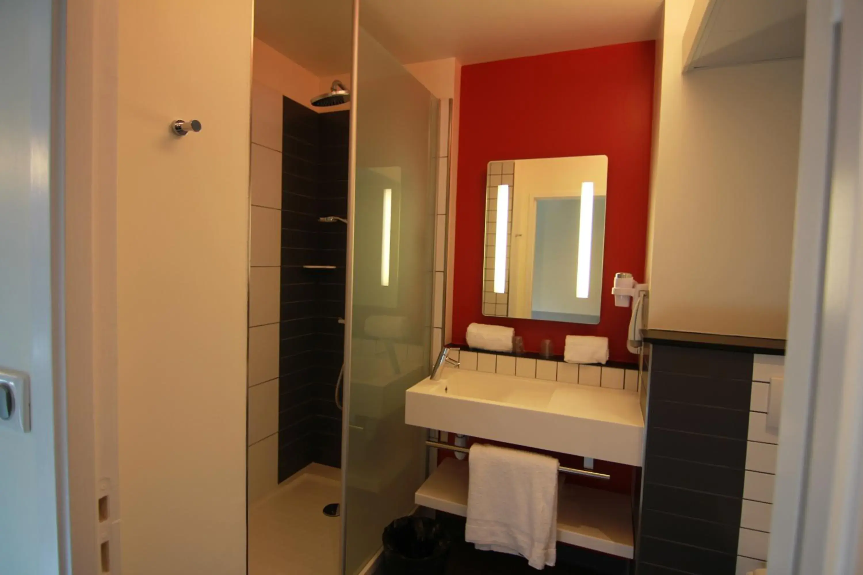 Bathroom in ibis Styles Flers