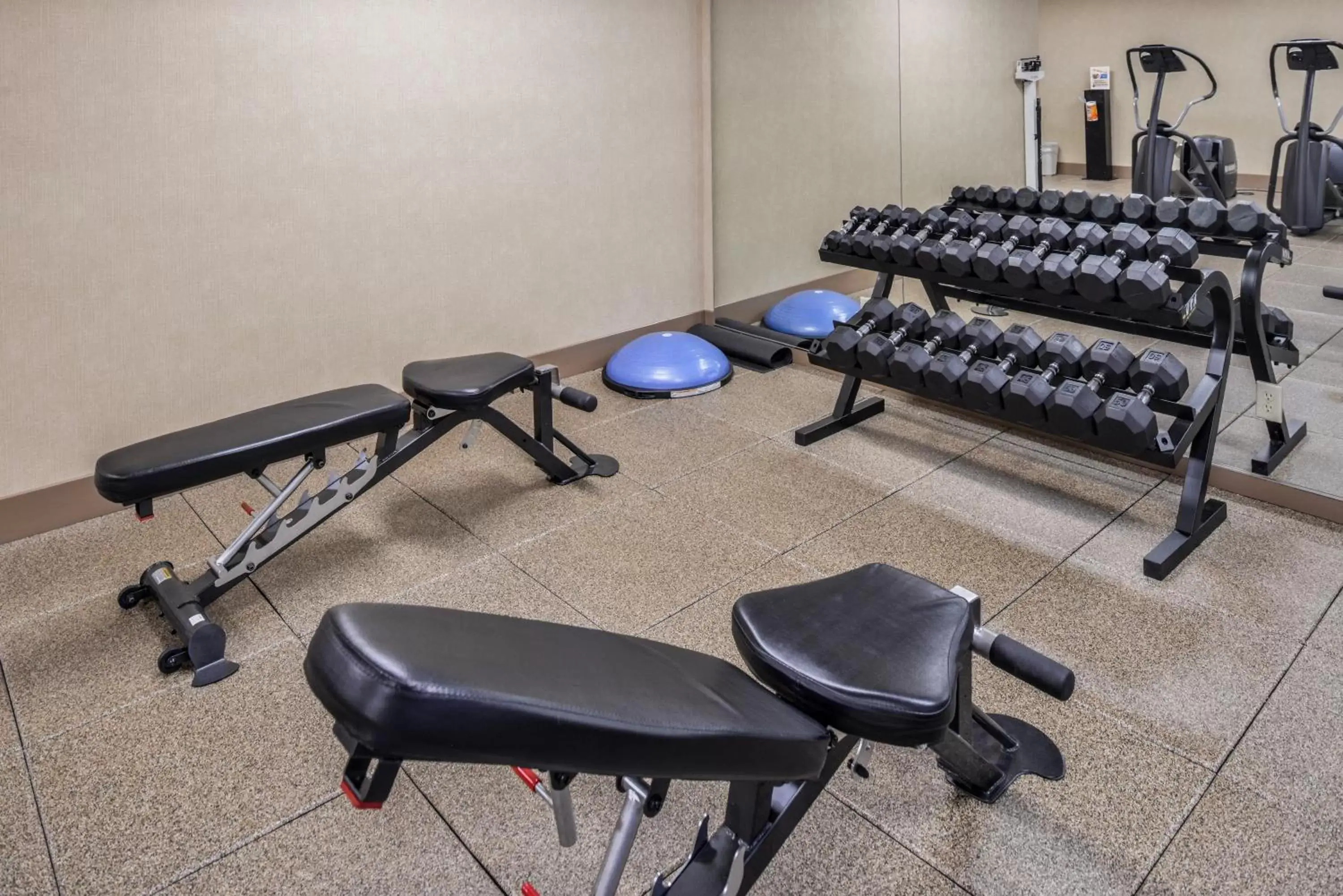 Spa and wellness centre/facilities, Fitness Center/Facilities in Holiday Inn Express Hotel & Suites Sioux Falls At Empire Mall, an IHG Hotel