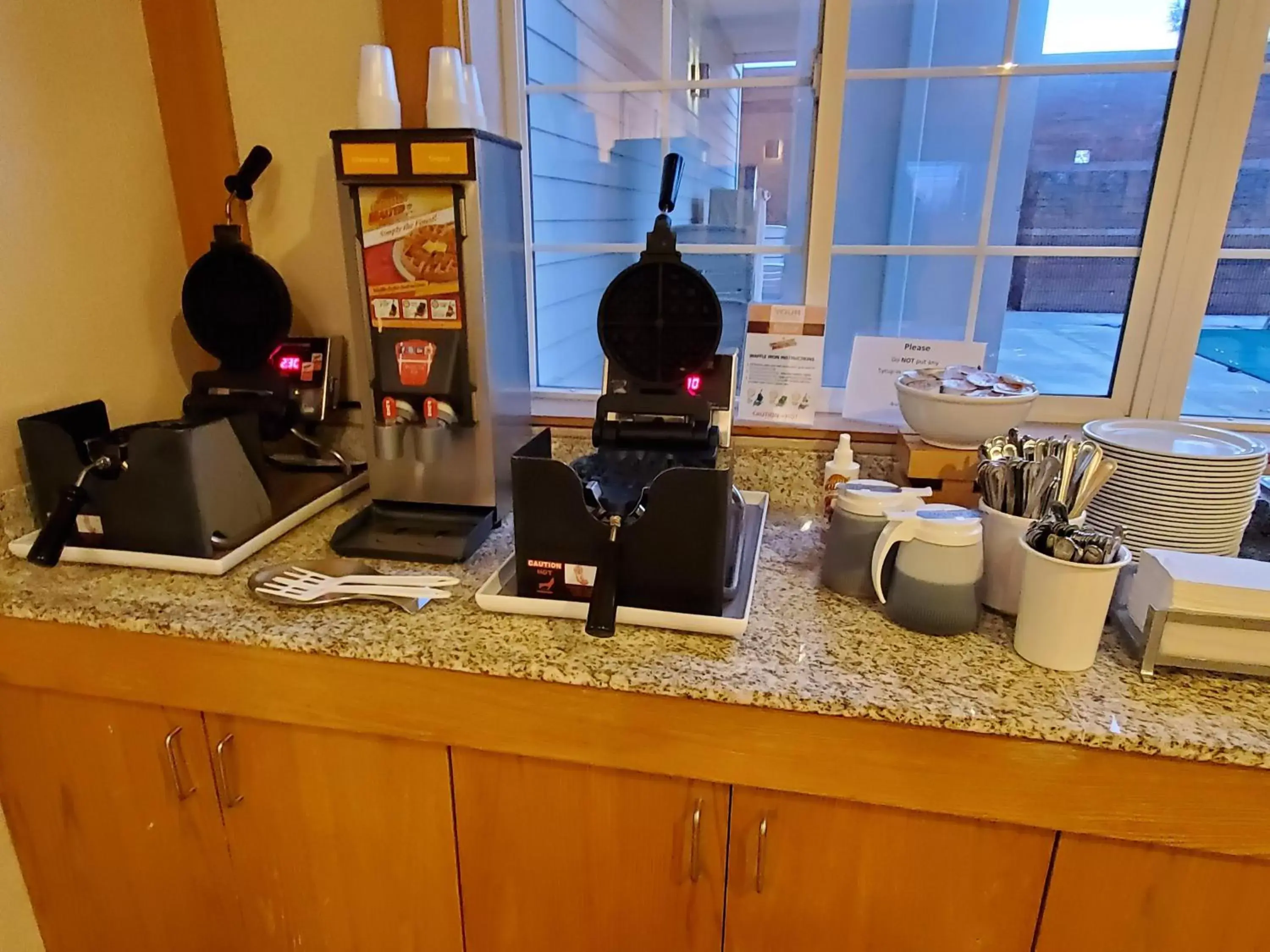 Food and drinks, Kitchen/Kitchenette in Country Inn & Suites by Radisson, Bend, OR