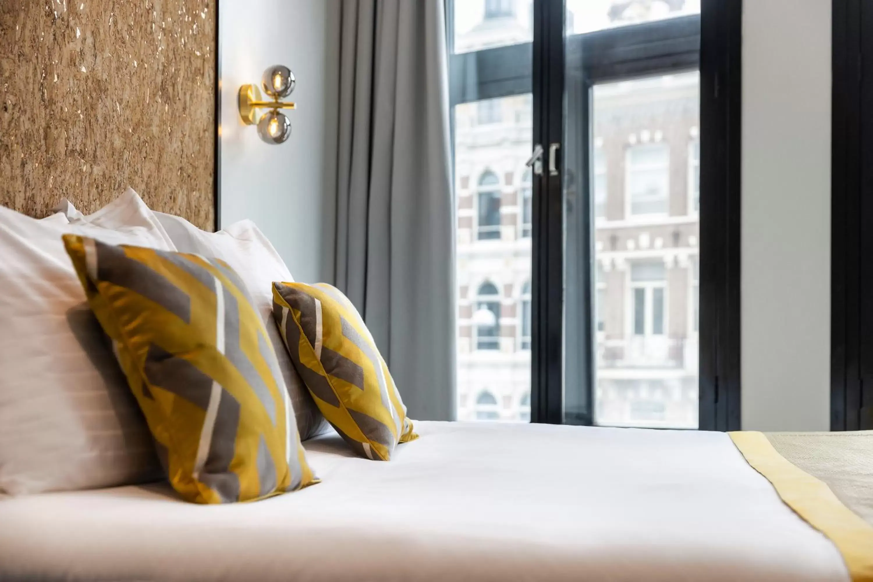 View (from property/room), Bed in Sotel Amsterdam Central Station