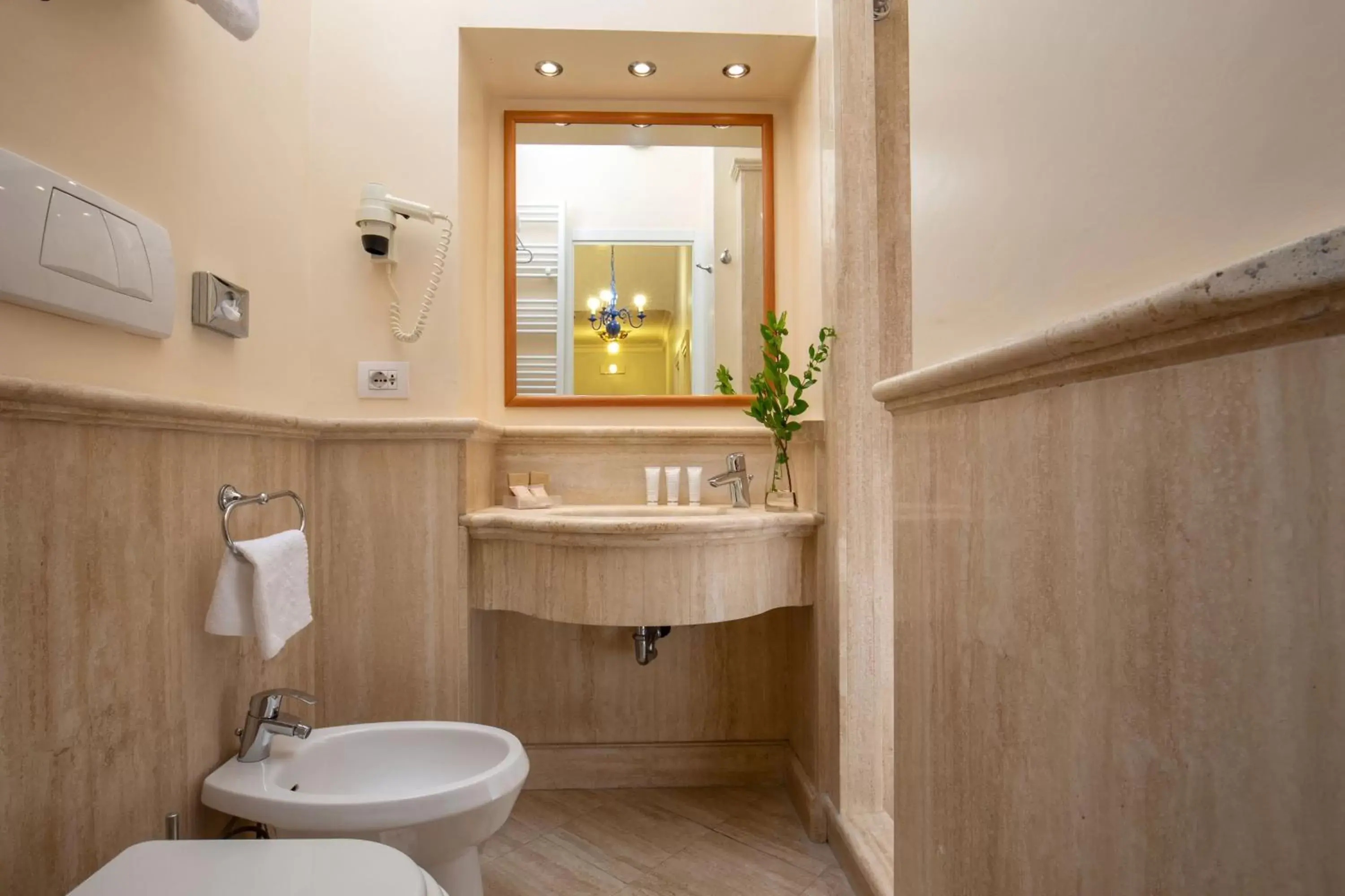 Double or Twin Room - Via dei Greci 23 in Hotel Mozart Double or Twin Room - Via dei Greci 23 in Hotel Mozart