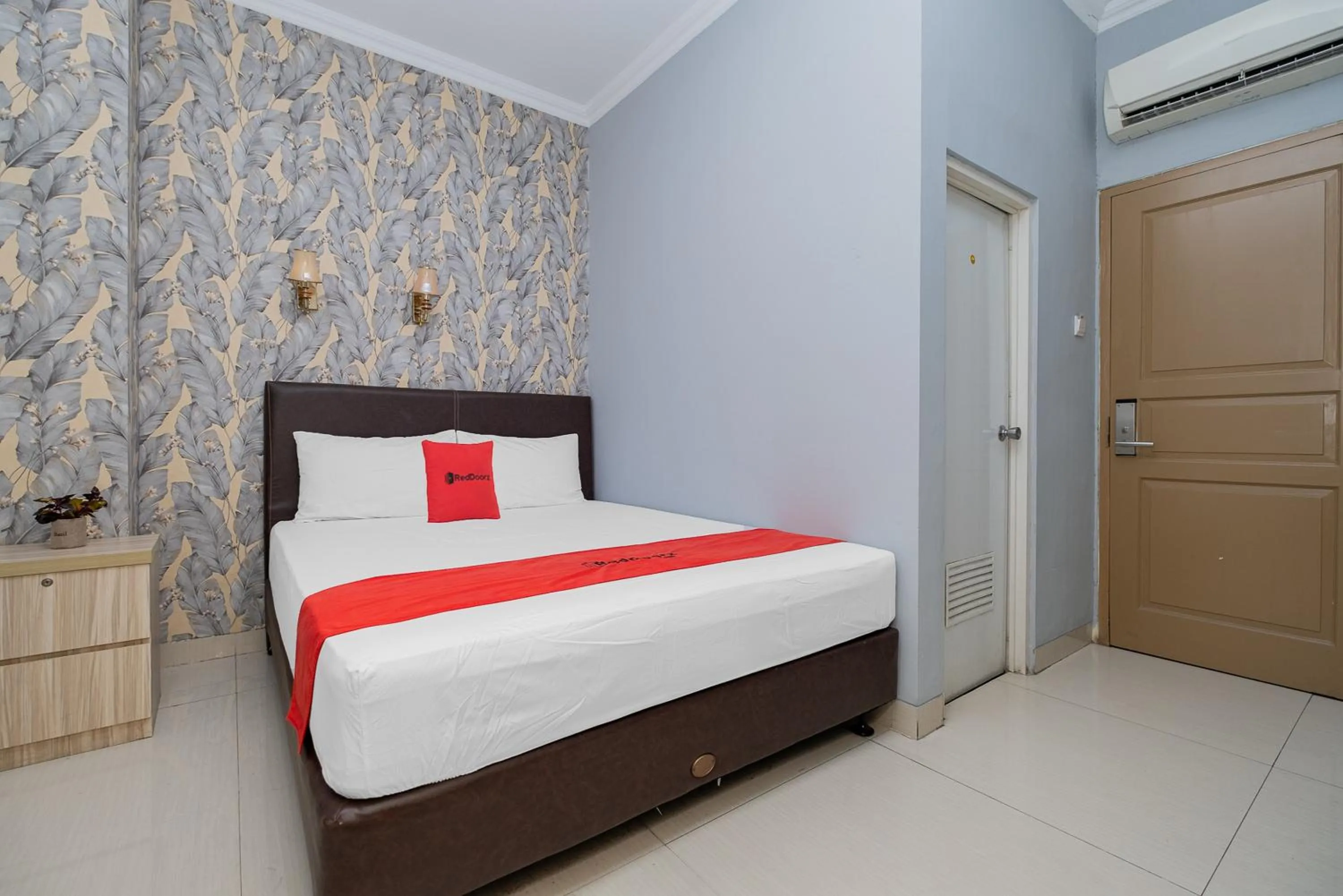 Bed in RedDoorz Plus @ Cideng Barat