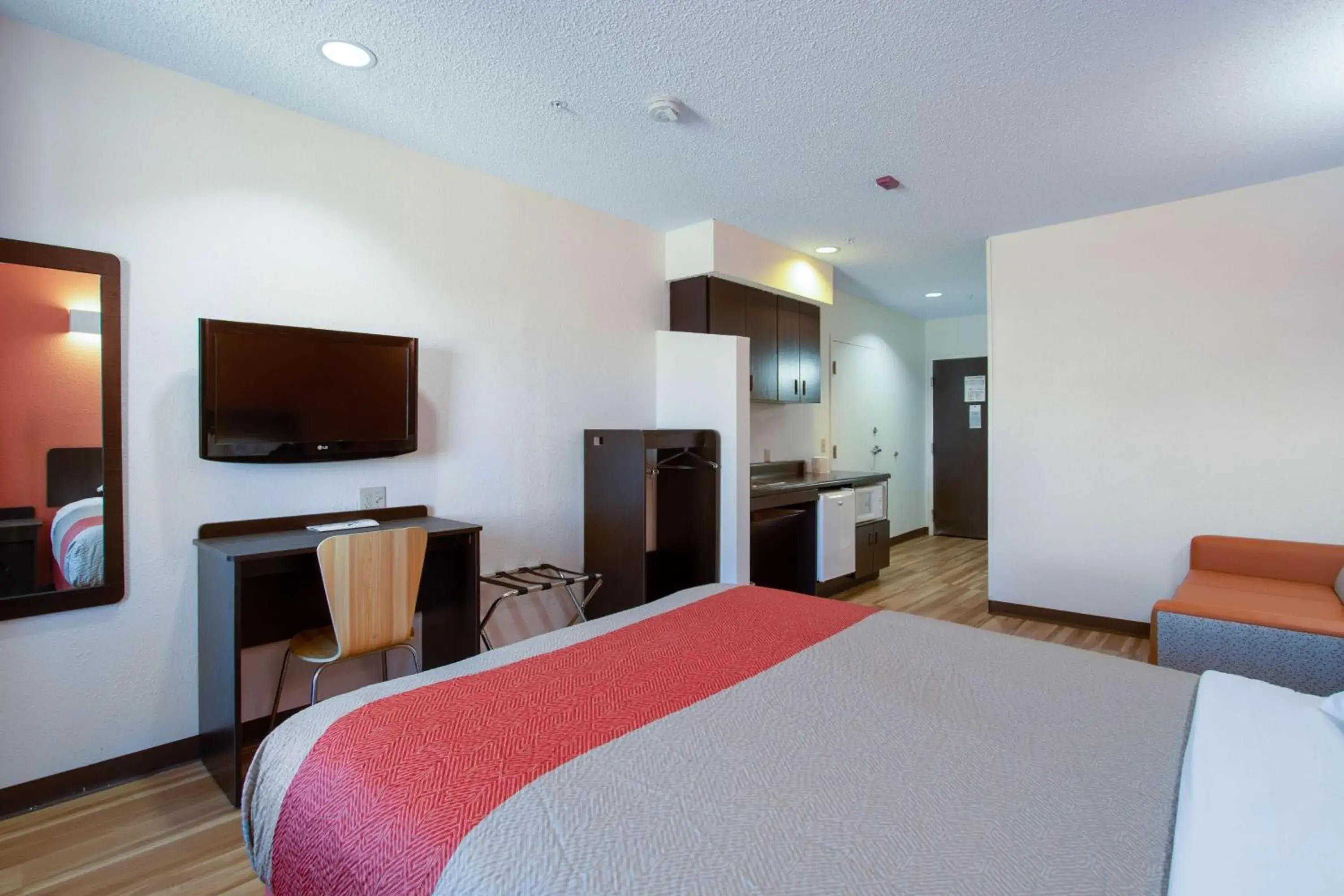 TV and multimedia, Bed in Motel 6-El Paso, TX - Southeast