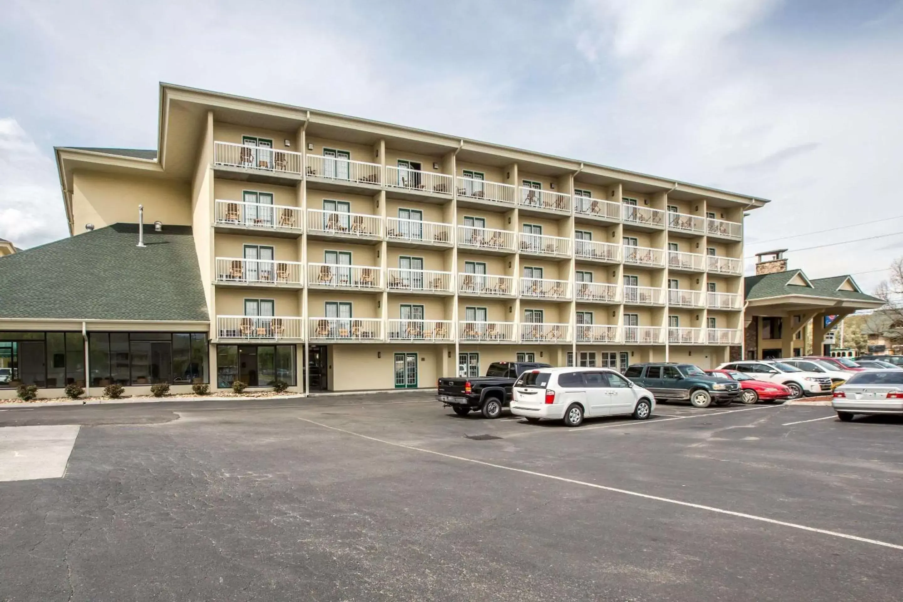 Property Building in Comfort Inn & Suites at Dollywood Lane