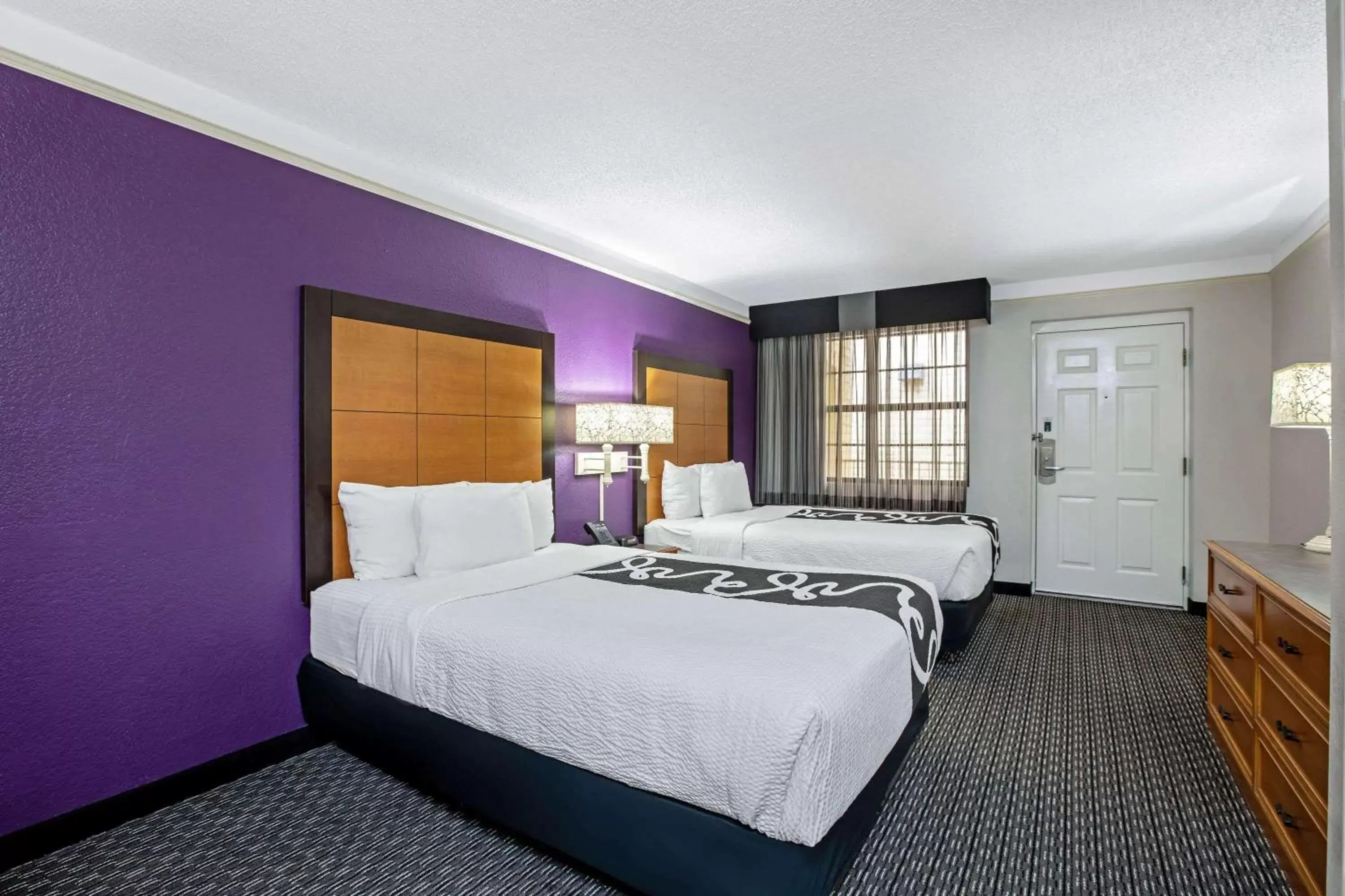 Photo of the whole room, Bed in La Quinta Inn by Wyndham Sacramento North