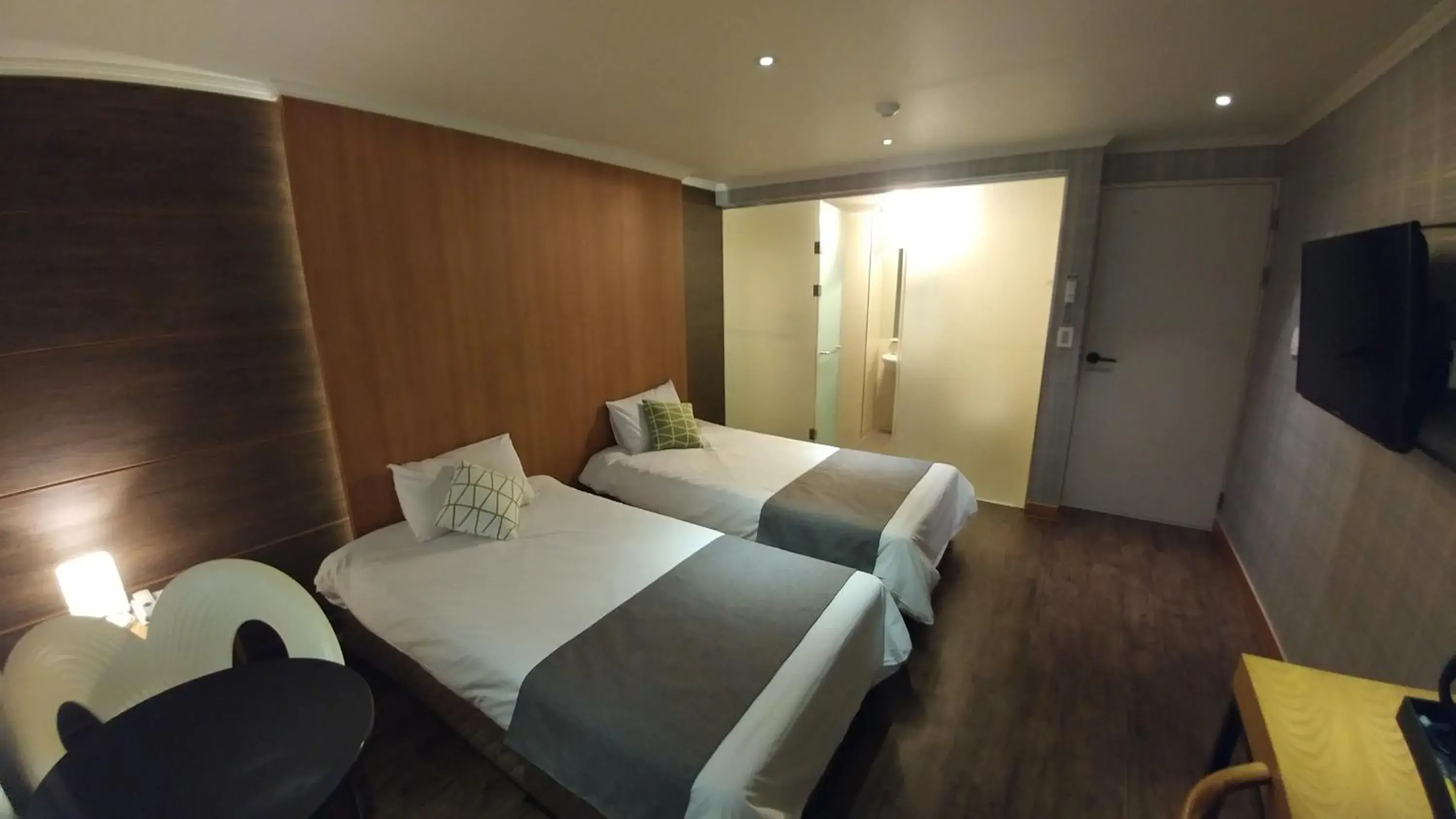 Photo of the whole room, Bed in Hotel Tong Yeondong Jeju