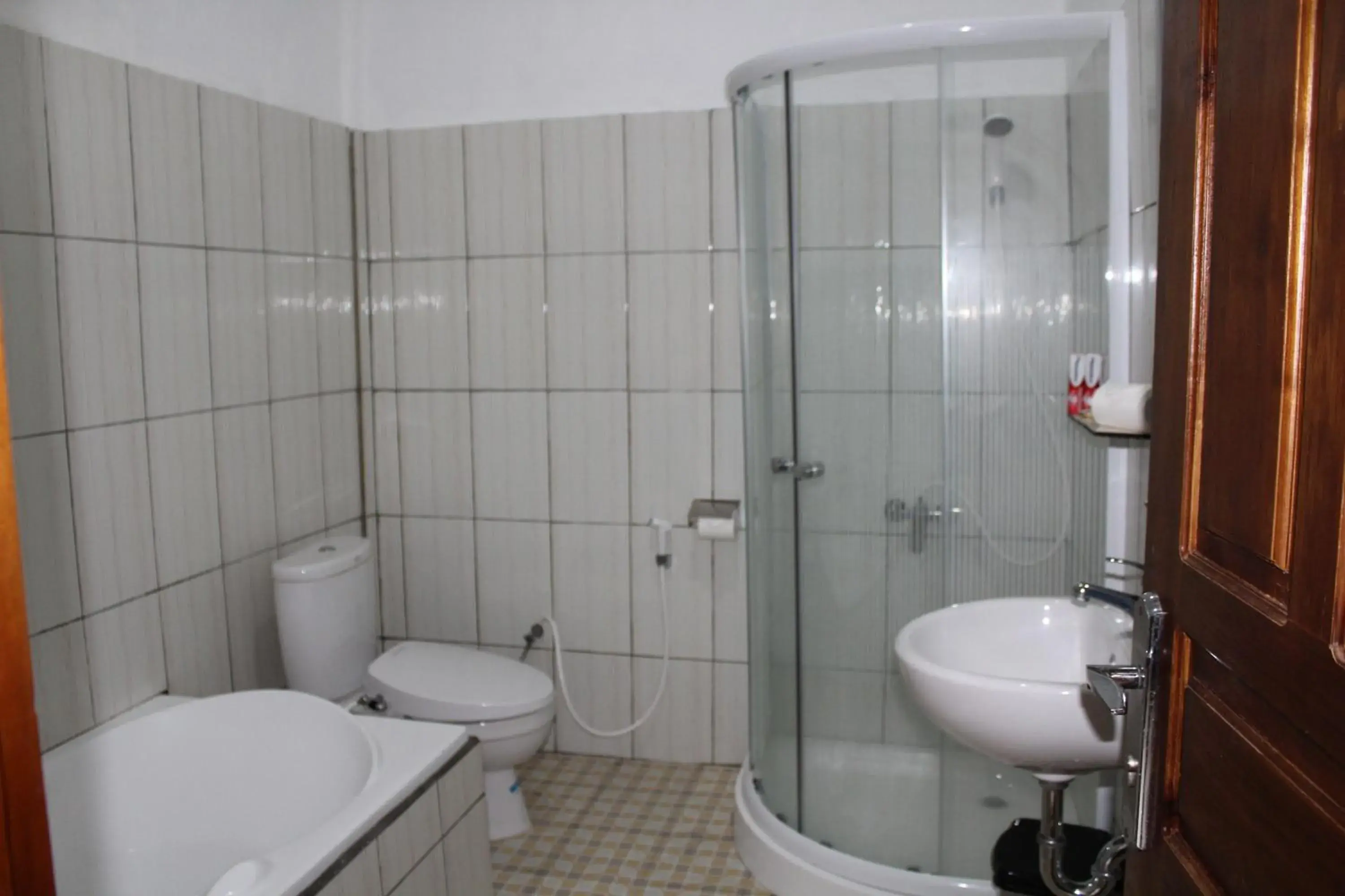 Shower, Bathroom in Green Prundi Hotel
