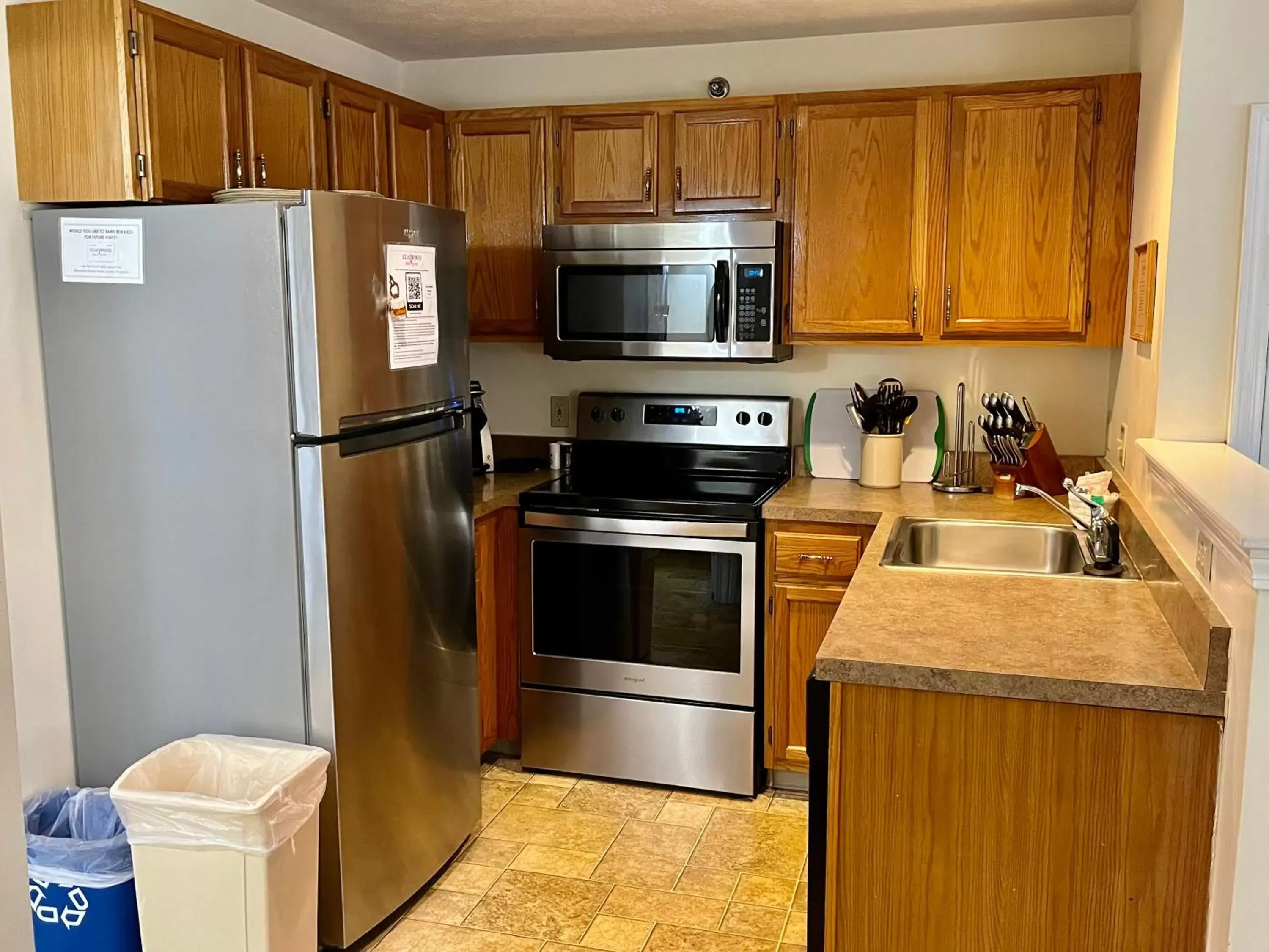 Kitchen/Kitchenette in Elmwood Resort Hotel