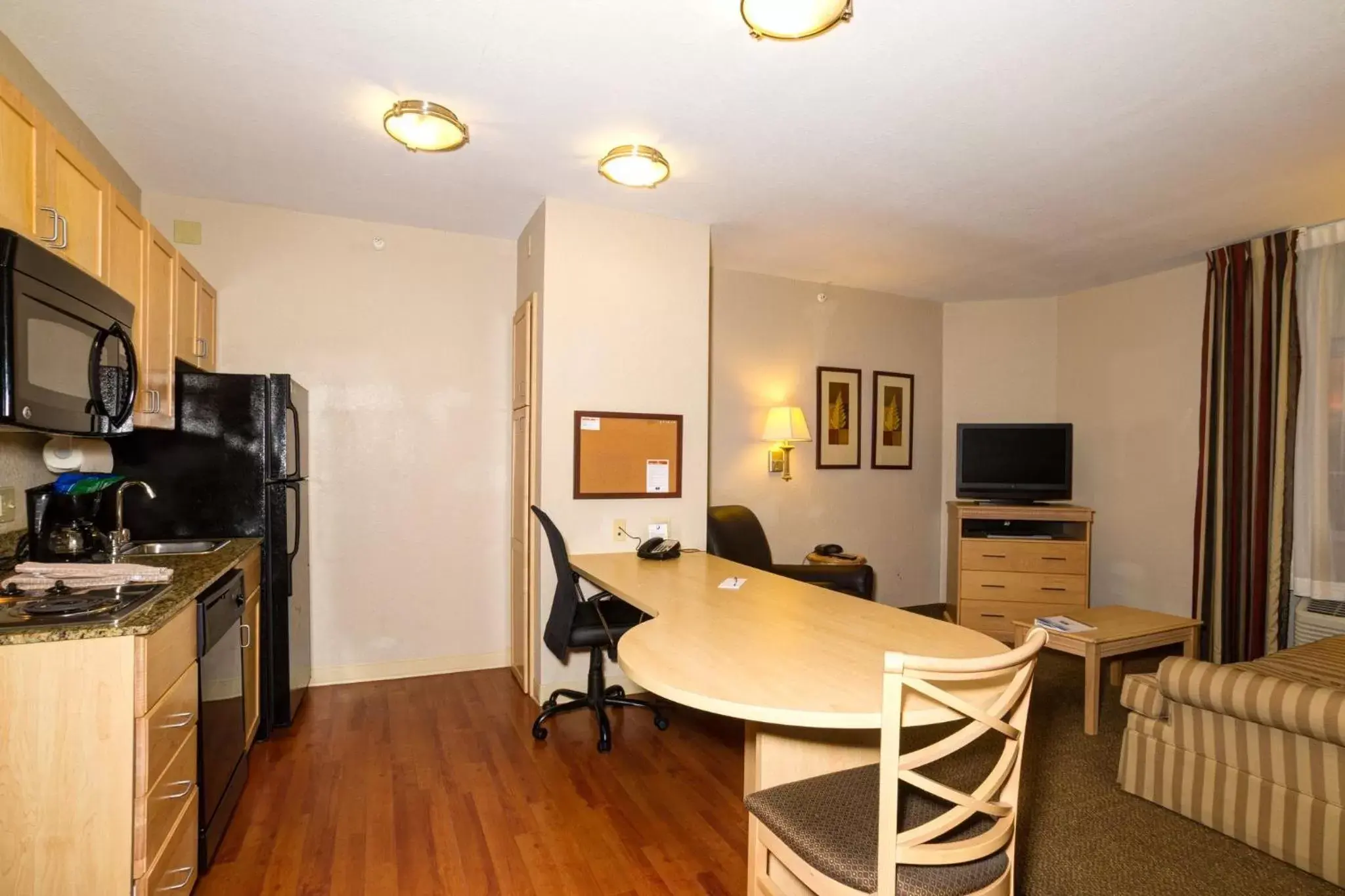 Photo of the whole room, Dining Area in Candlewood Suites Fort Myers Interstate 75, an IHG Hotel