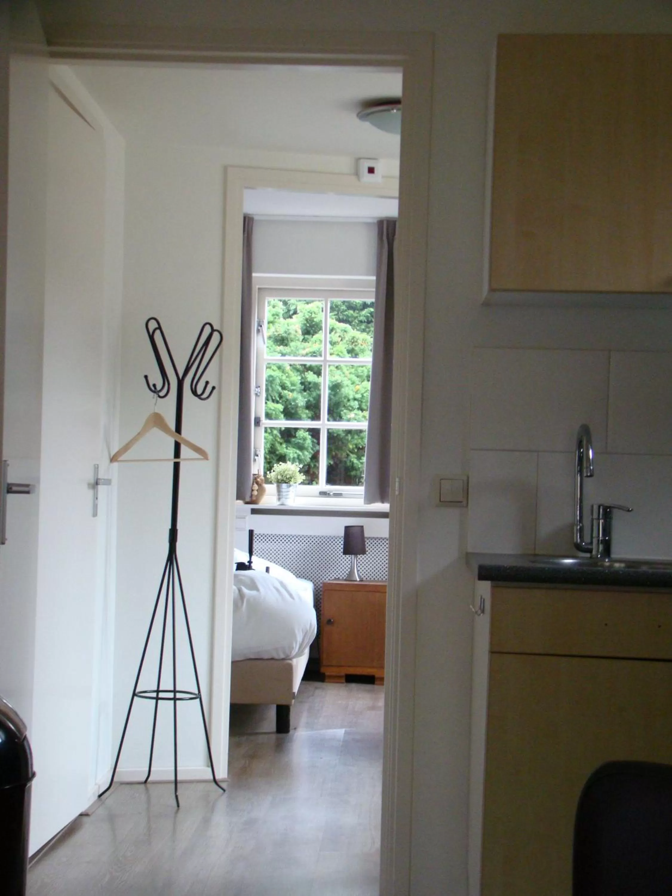 Kitchen or kitchenette, Bed in Hotel-Restaurant Het Rechthuis