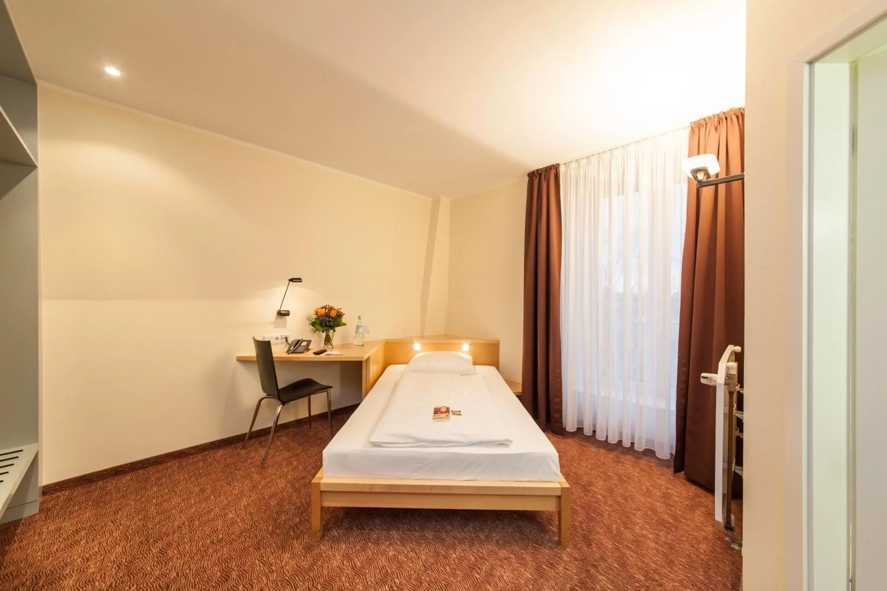 Photo of the whole room, Bed in Novum Hotel Silence Garden Köln Brück