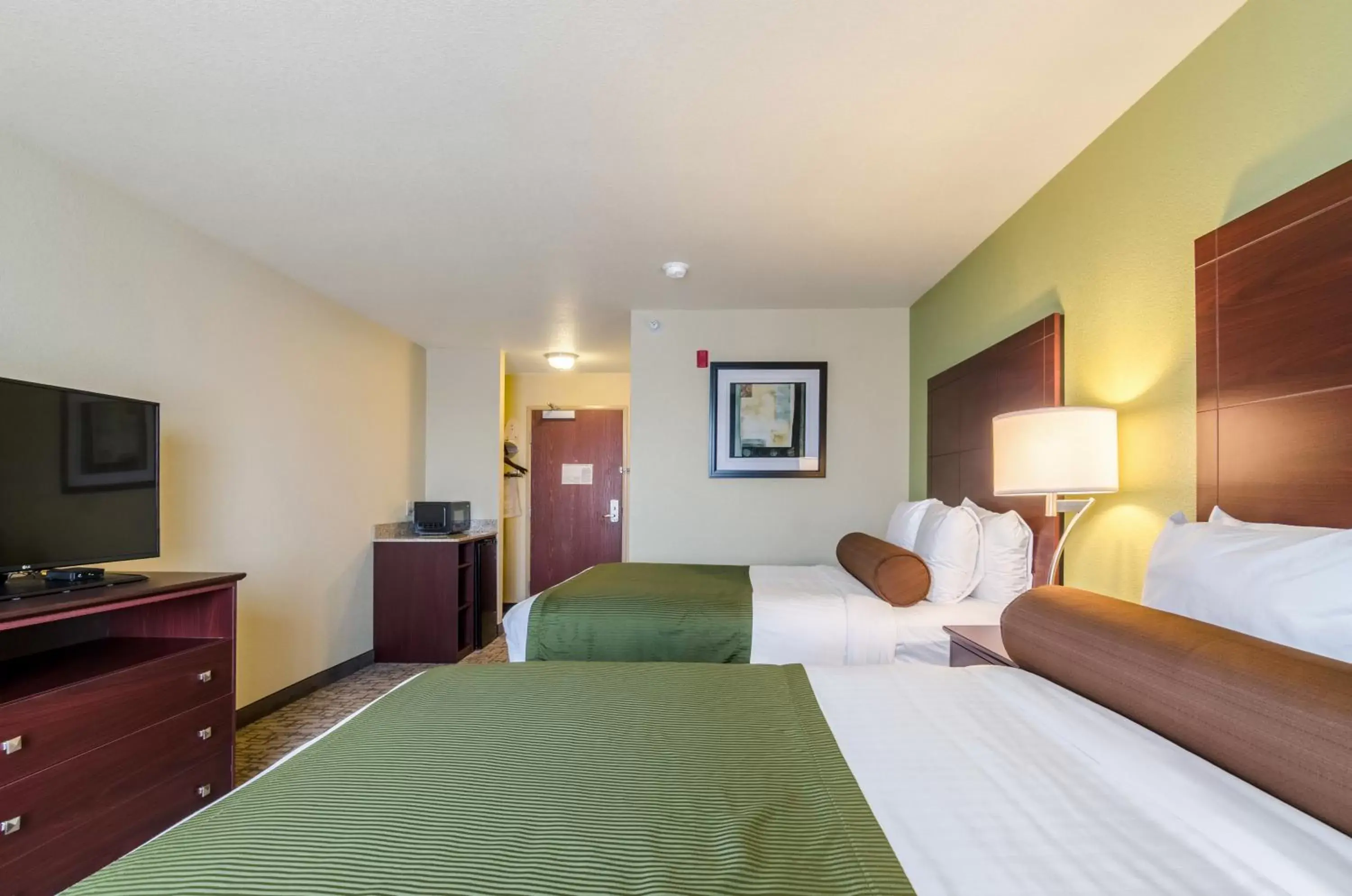 Bed in Cobblestone Inn & Suites - Corry