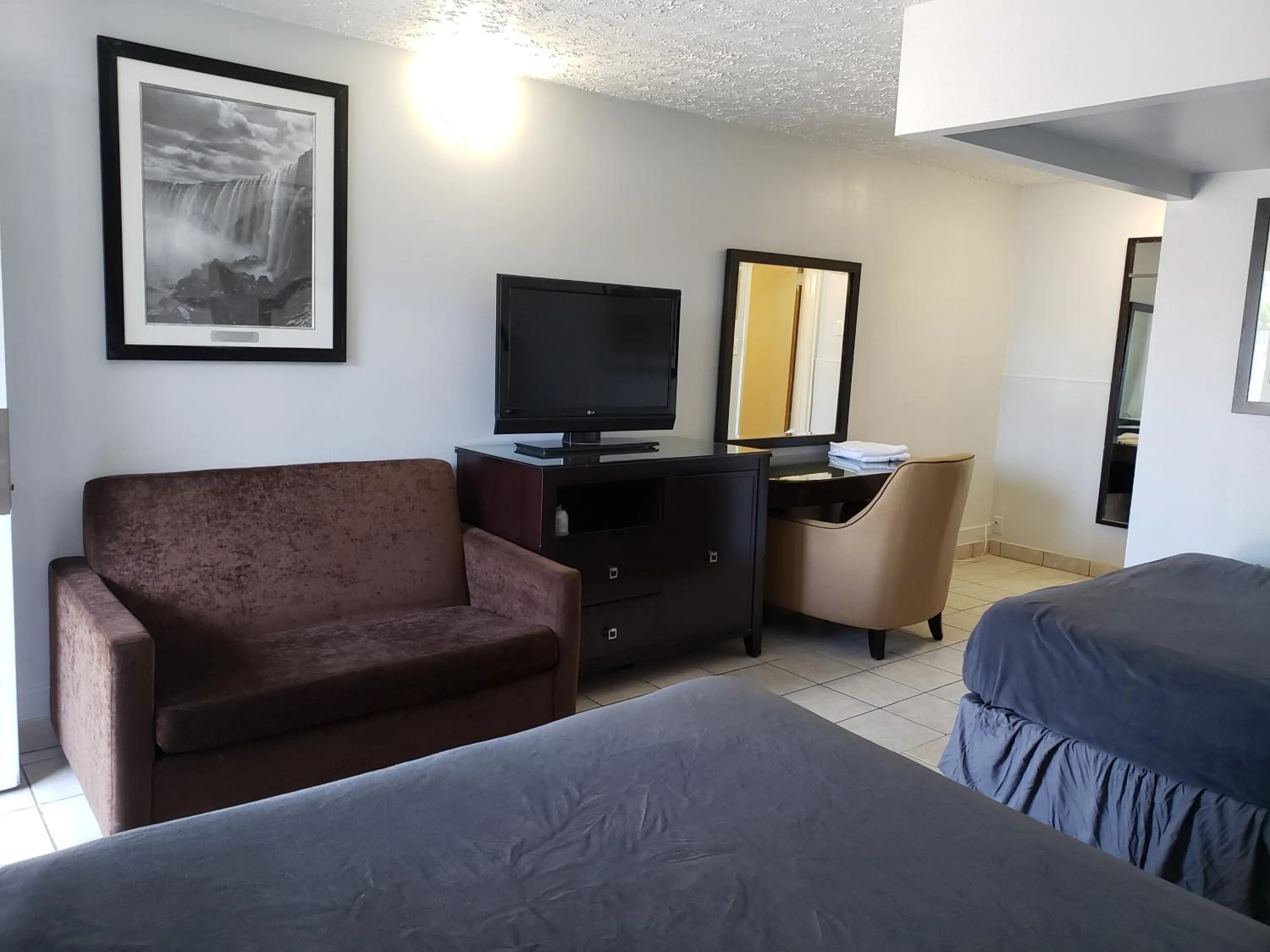 Bed in Niagara Falls Courtside Inn