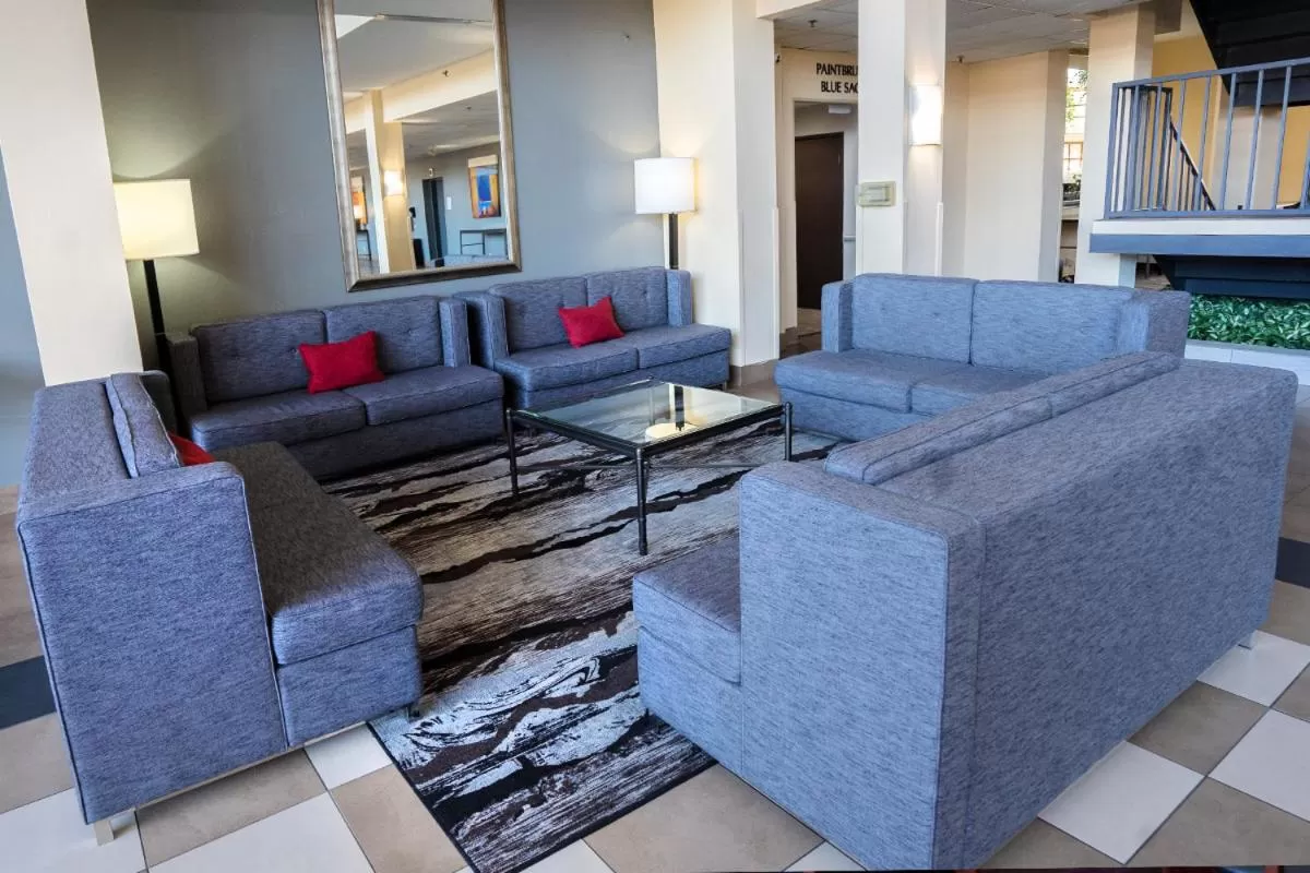 Seating area in Atrium Hotel and Suites DFW Airport