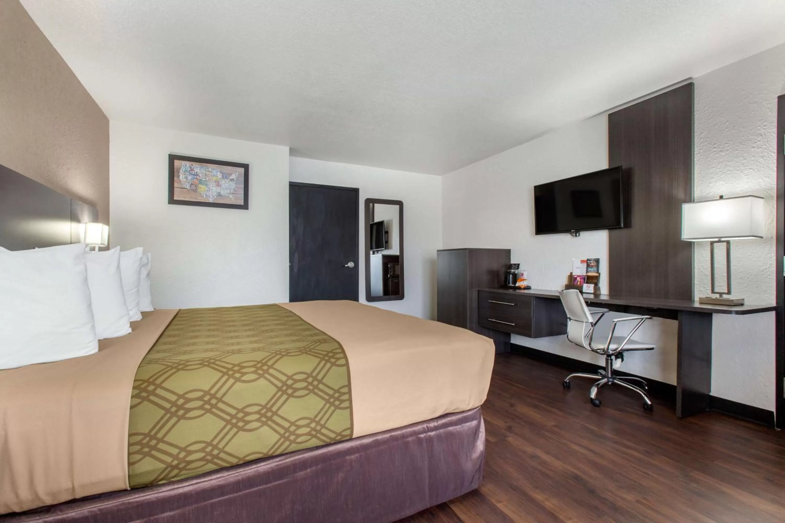 King Room with Mobility Accessible Tub - Non-Smoking in SureStay Hotel by Best Western Phoenix Airport