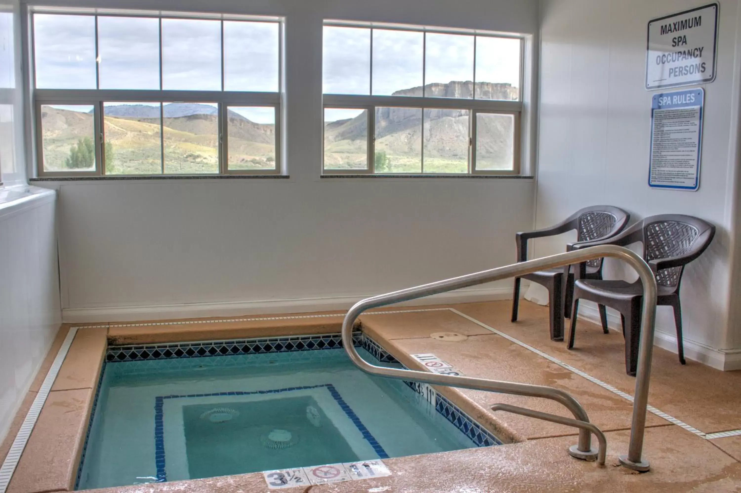 Hot Tub, Swimming Pool in Allington Inn & Suites Kremmling