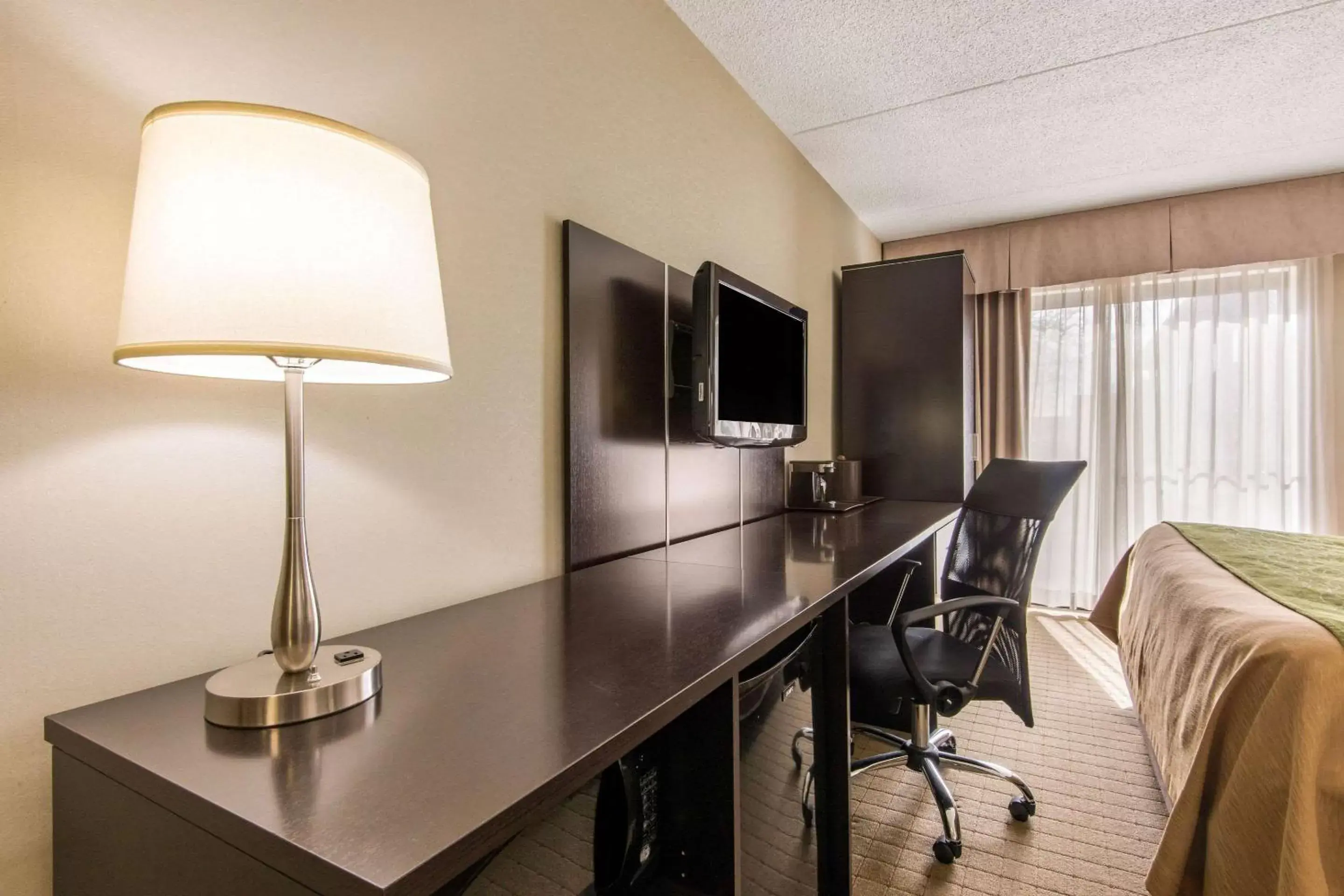 Photo of the whole room, TV/Entertainment Center in Comfort Inn Airport West