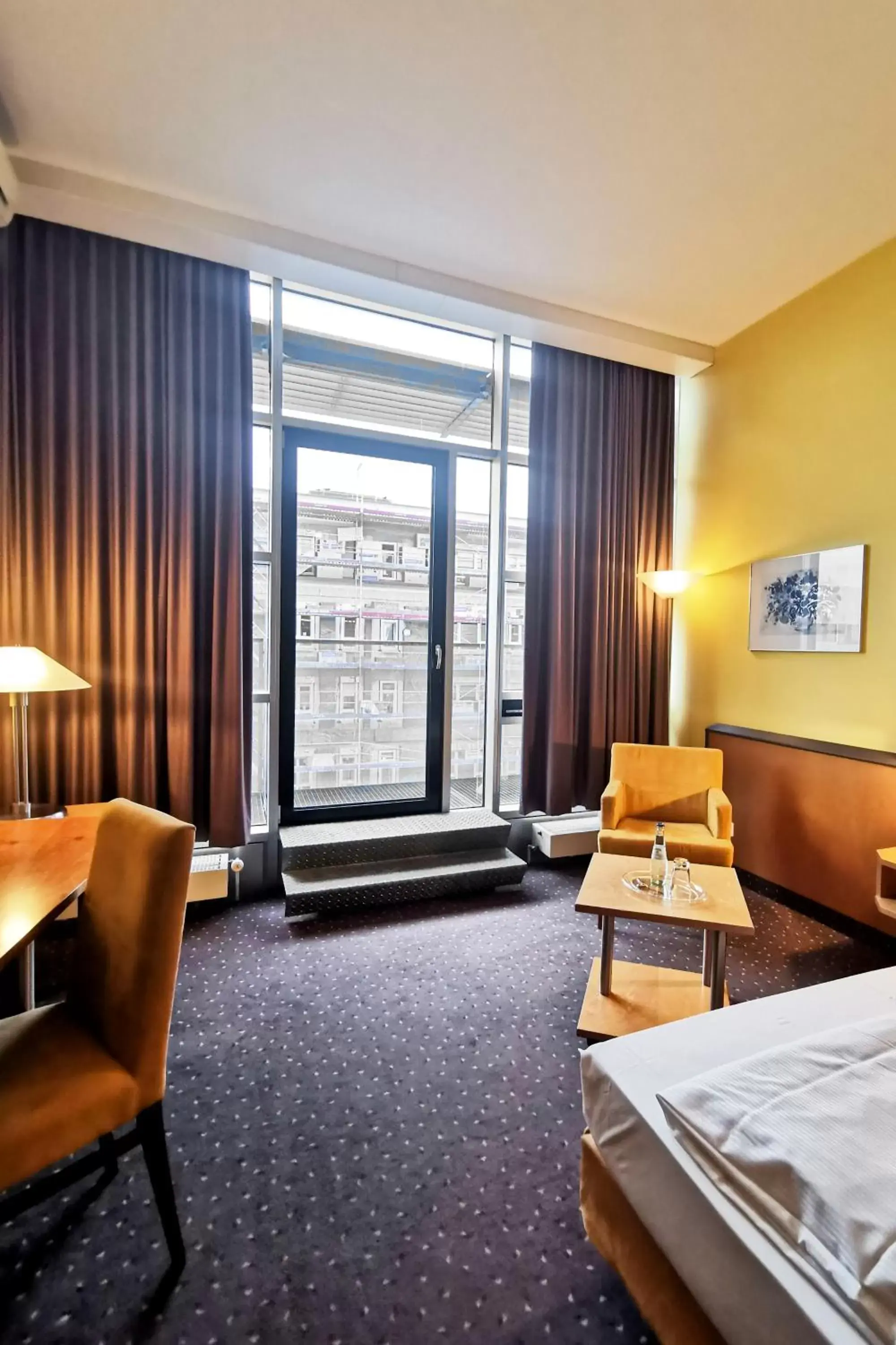 Bed, Seating Area in Plaza Hotel & Living Frankfurt