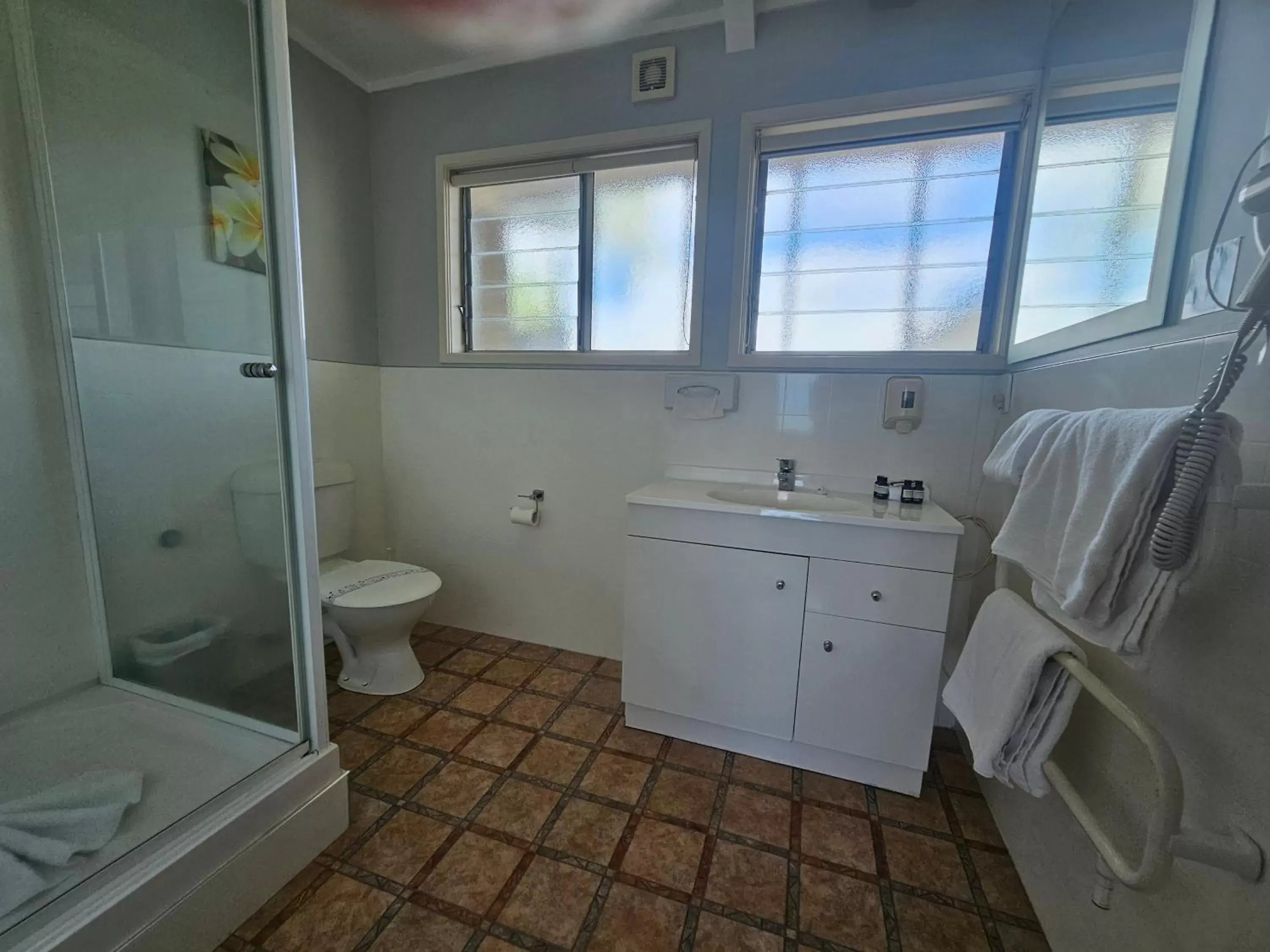 Shower, Bathroom in Tui Oaks Motel