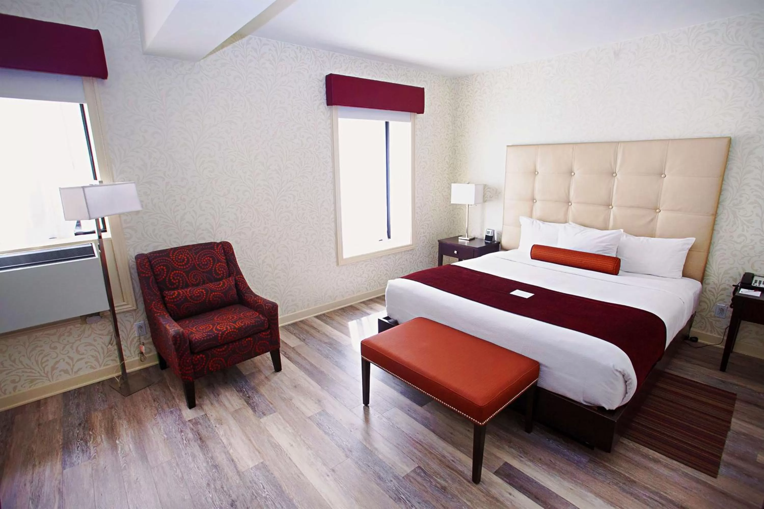 Photo of the whole room, Bed in Best Western Plus Montreal Downtown- Hotel Europa