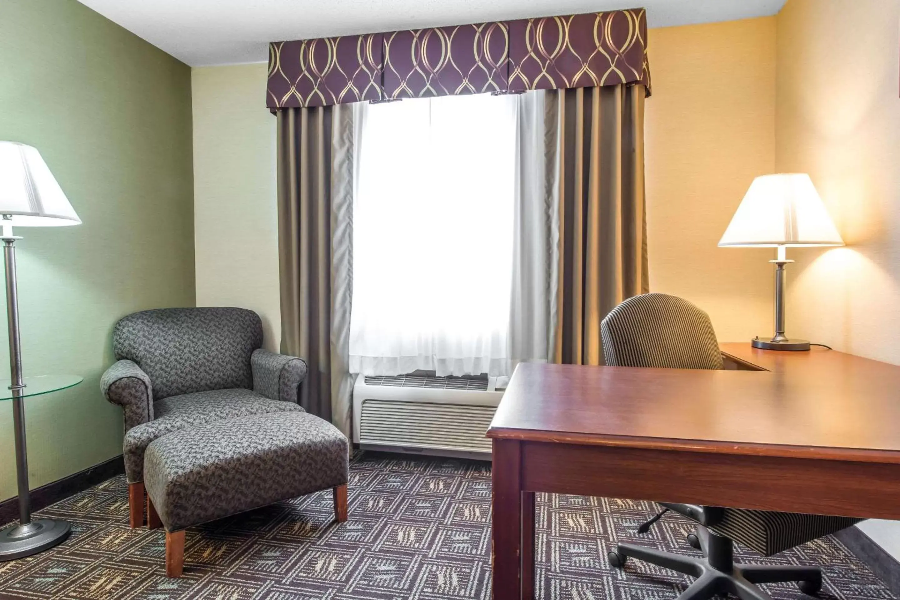 Photo of the whole room, Seating Area in Comfort Inn Weirton