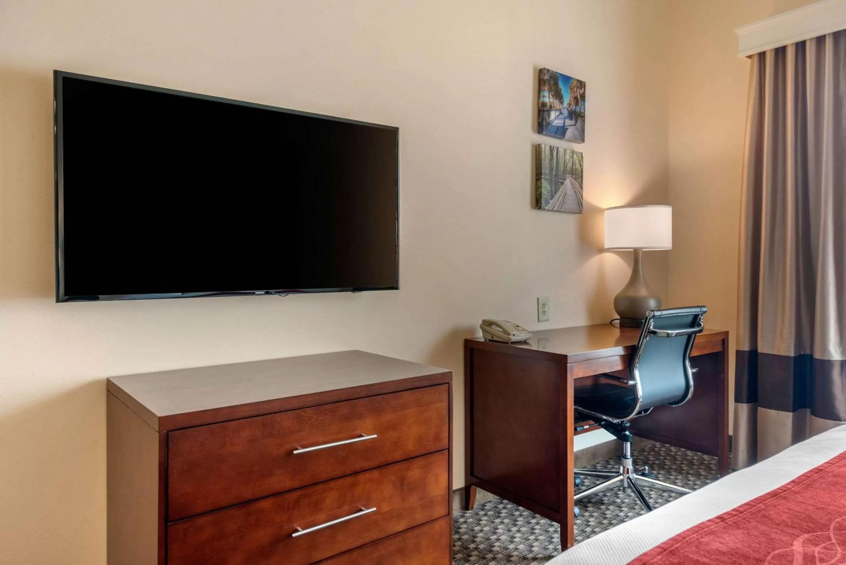 Photo of the whole room, Bed in Comfort Inn & Suites Fort Myers Airport