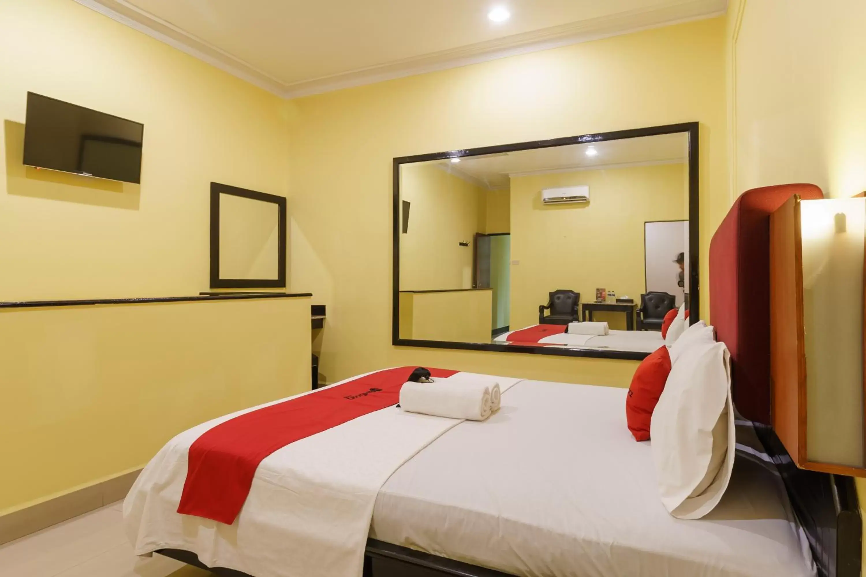 Bedroom, Bed in RedDoorz Plus near Ancol Bedroom, Bed in RedDoorz Plus near Ancol