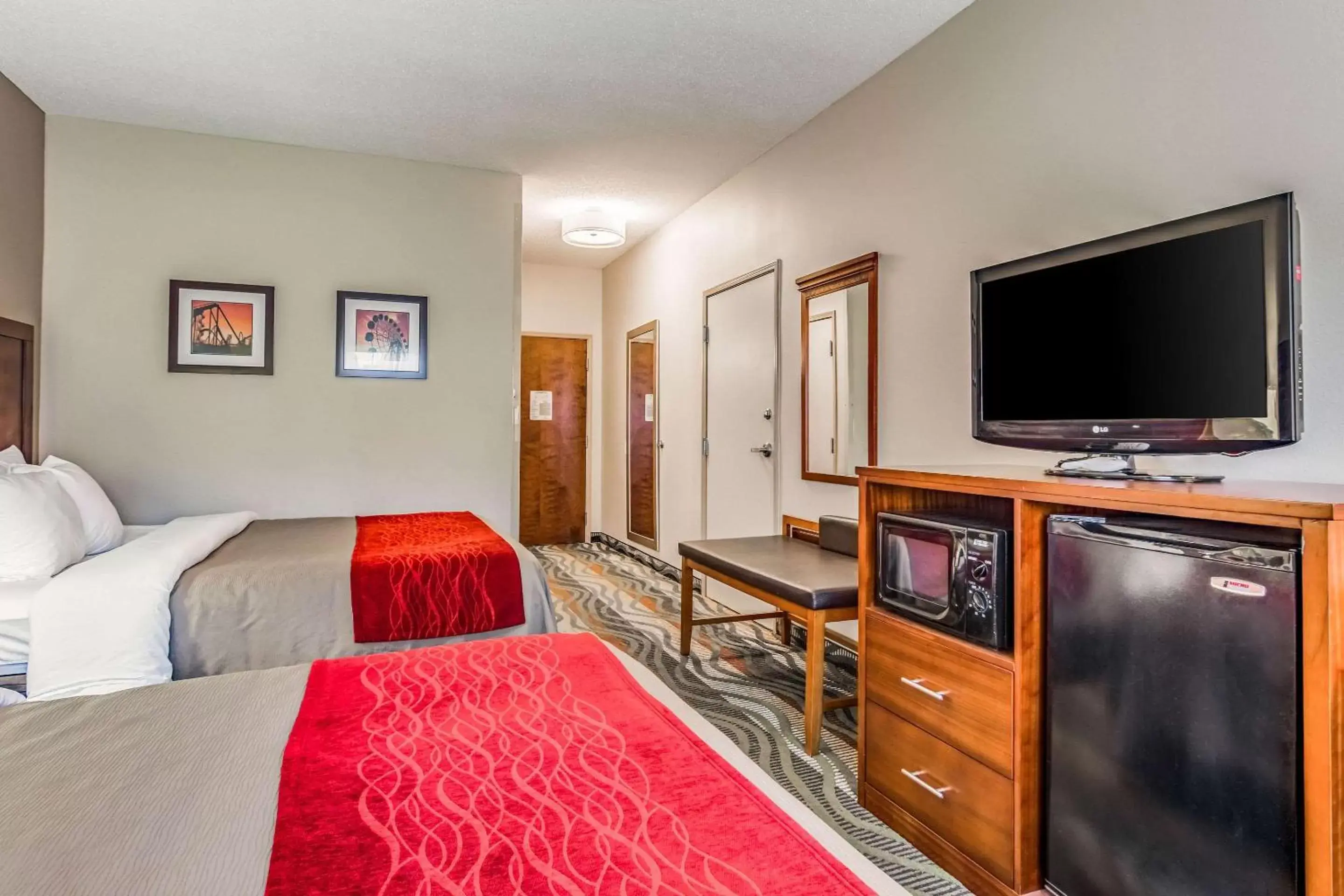 Photo of the whole room, TV/Entertainment Center in Comfort Inn & Suites Lookout Mountain