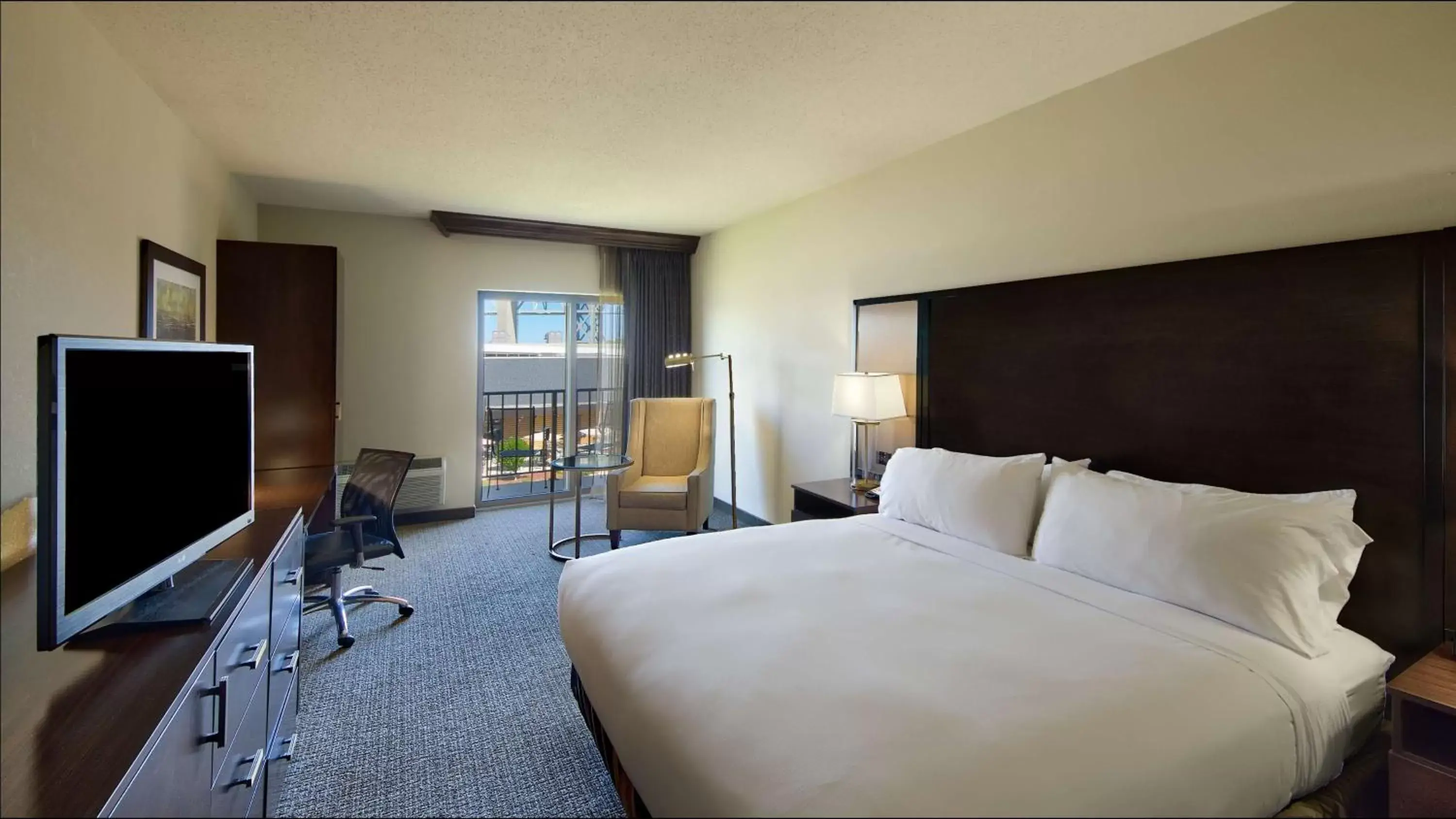 Bedroom, TV/Entertainment Center in DoubleTree by Hilton Port Huron