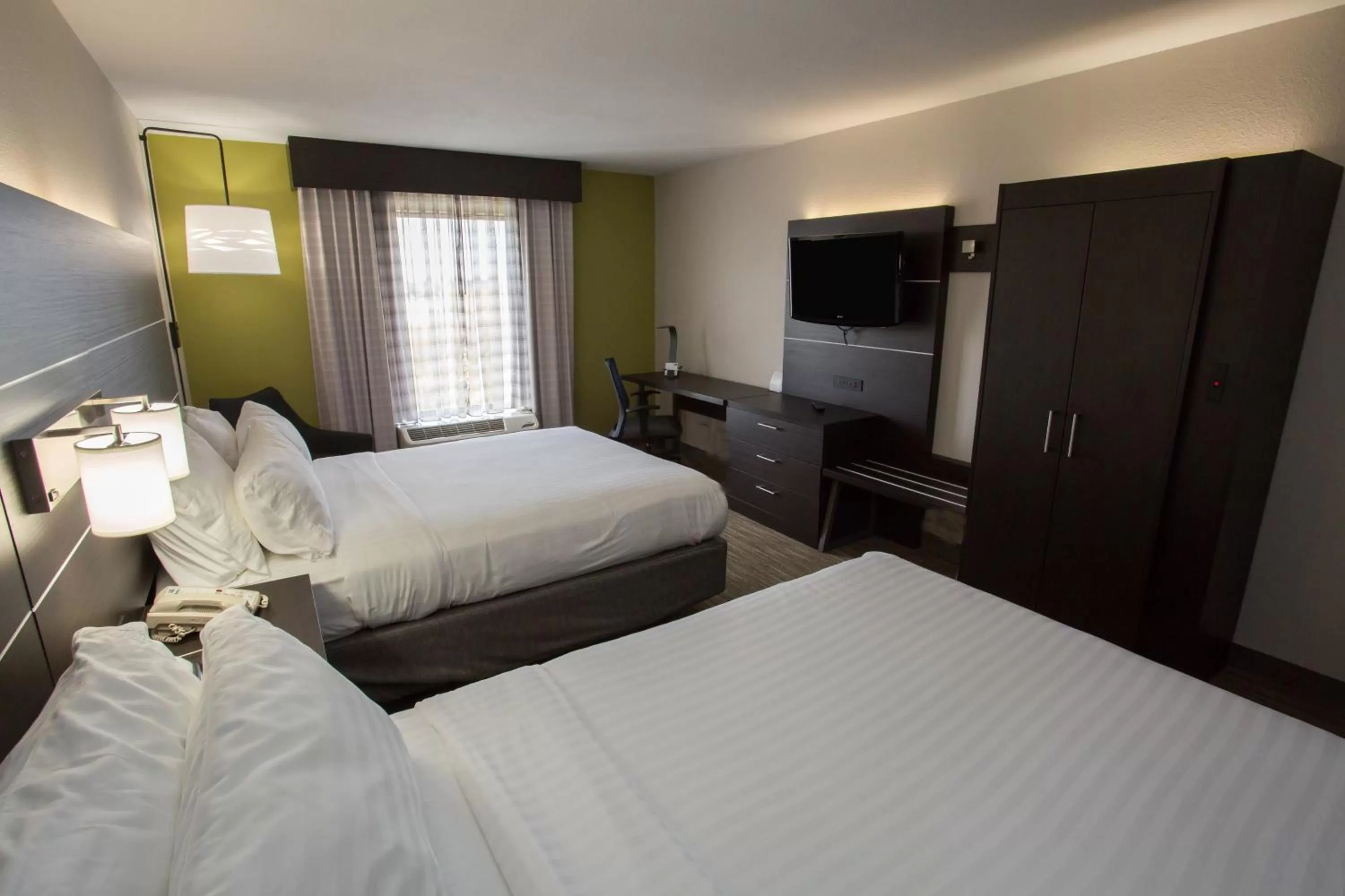 Photo of the whole room, Bed in Holiday Inn Express Wilmington by IHG