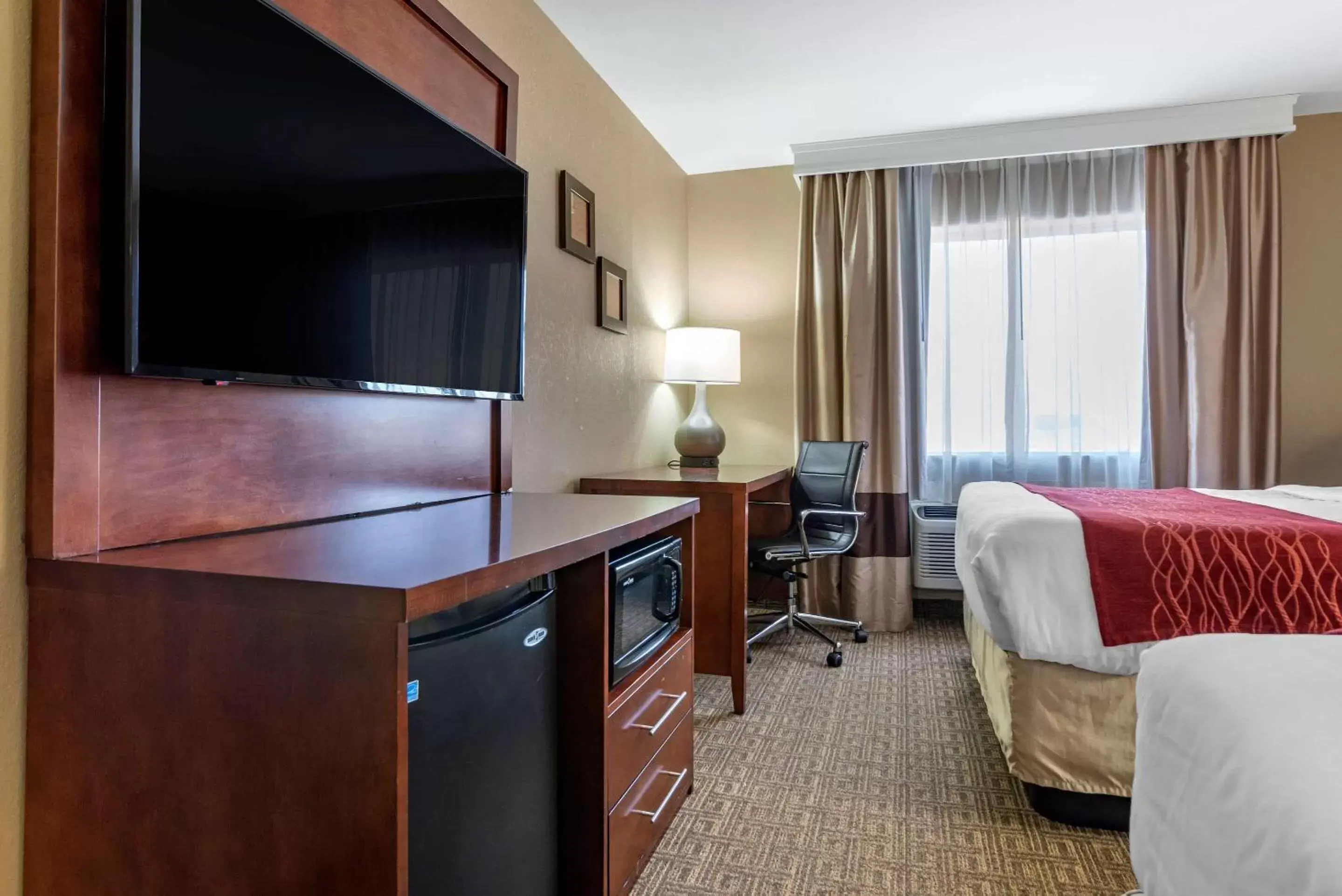 Photo of the whole room, TV/Entertainment Center in Comfort Inn & Suites Leeds I-20