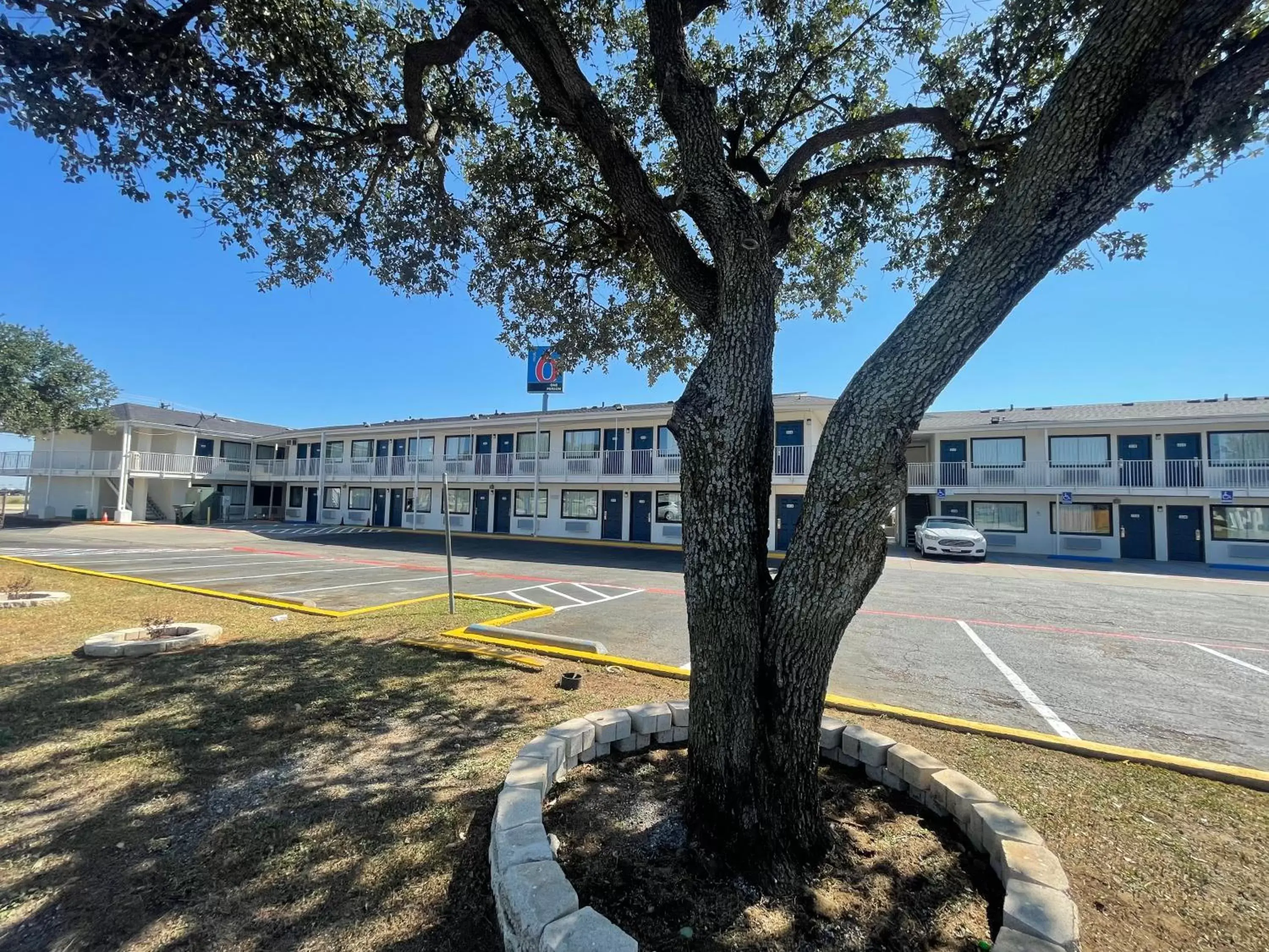 Property Building in Motel 6 Denton, TX - UNT