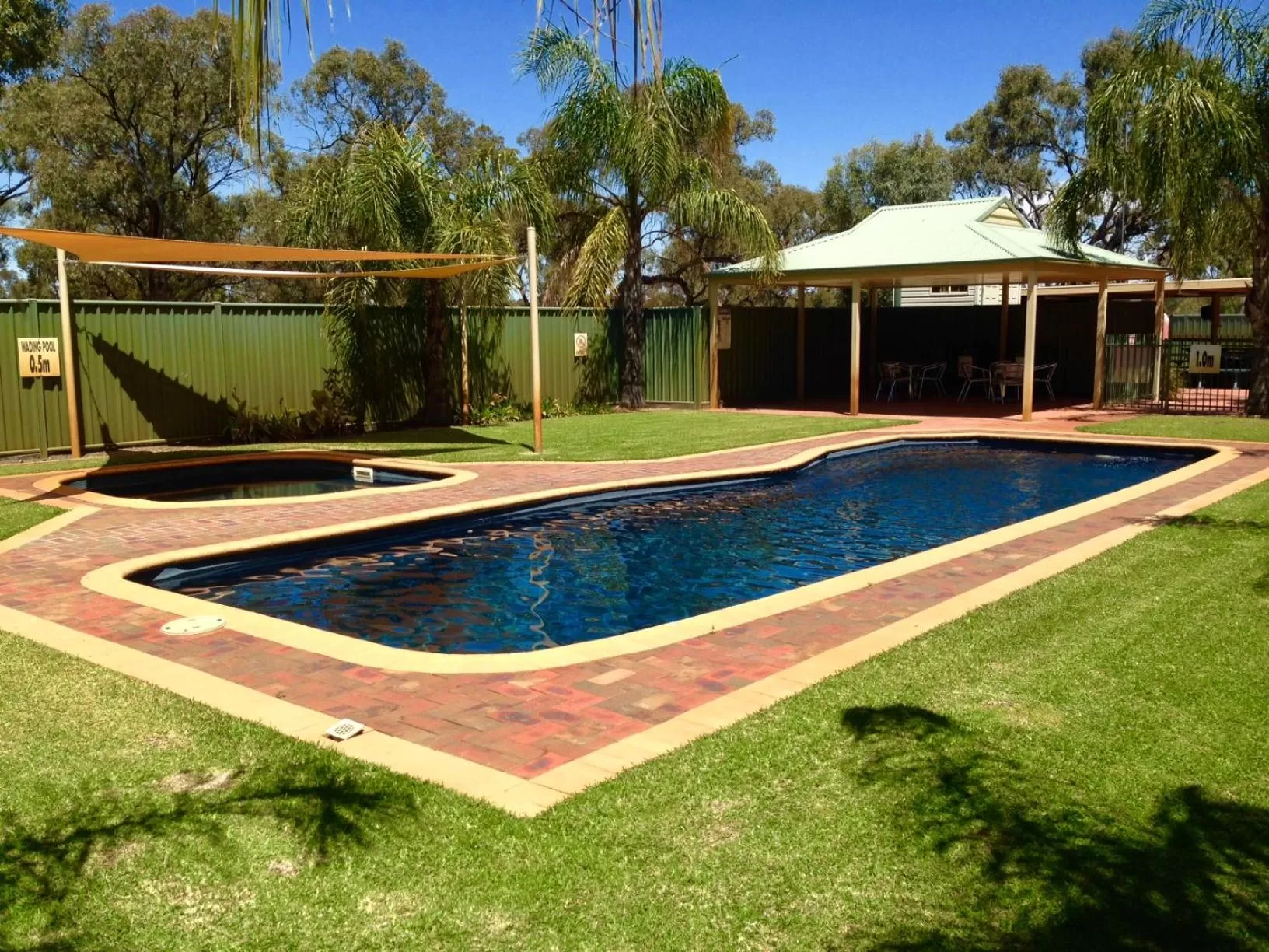 Swimming pool in Comfort Suites Clubarham Golf Resort