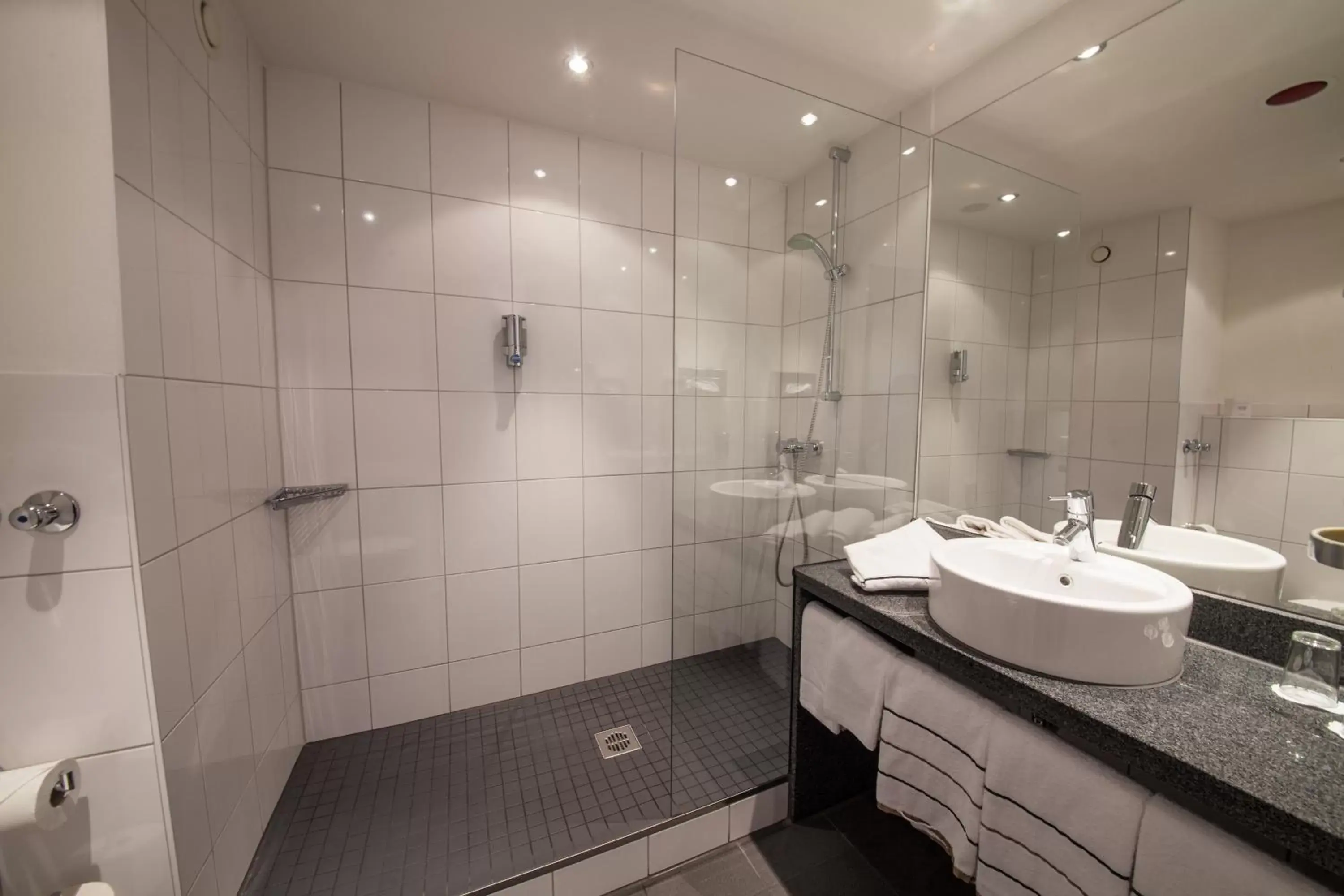 Shower, Bathroom in Novina Hotel Tillypark