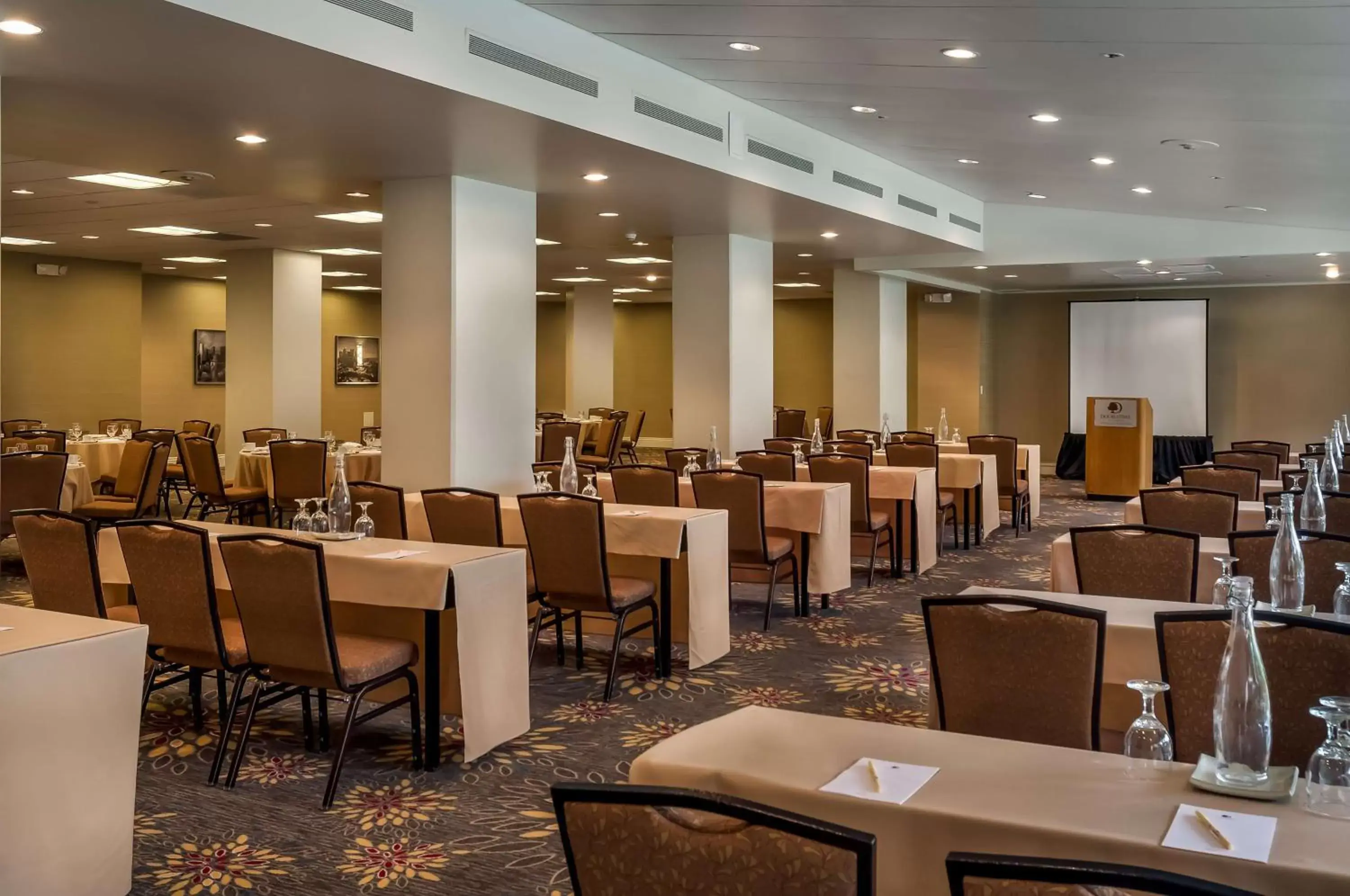 Meeting/conference room, Restaurant/Places to Eat in Doubletree by Hilton Los Angeles Downtown
