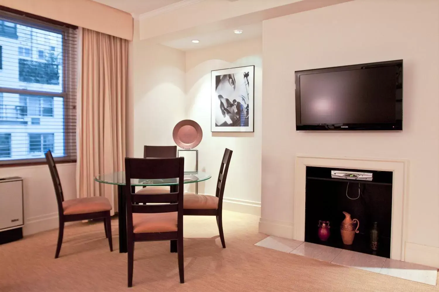 Living room, TV/Entertainment Center in Lombardy Hotel