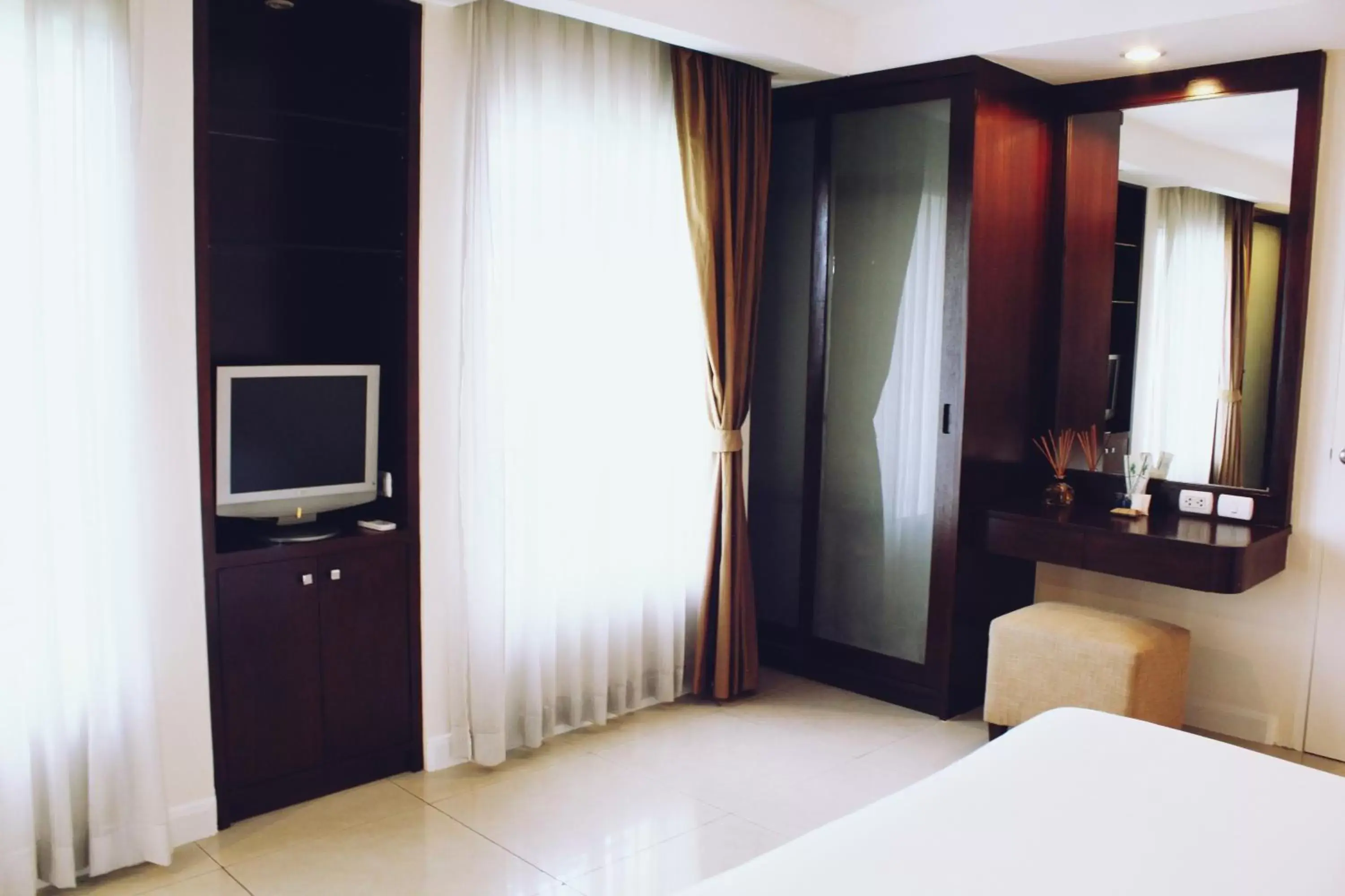 TV and multimedia, Bed in Romance Hotel Bangna