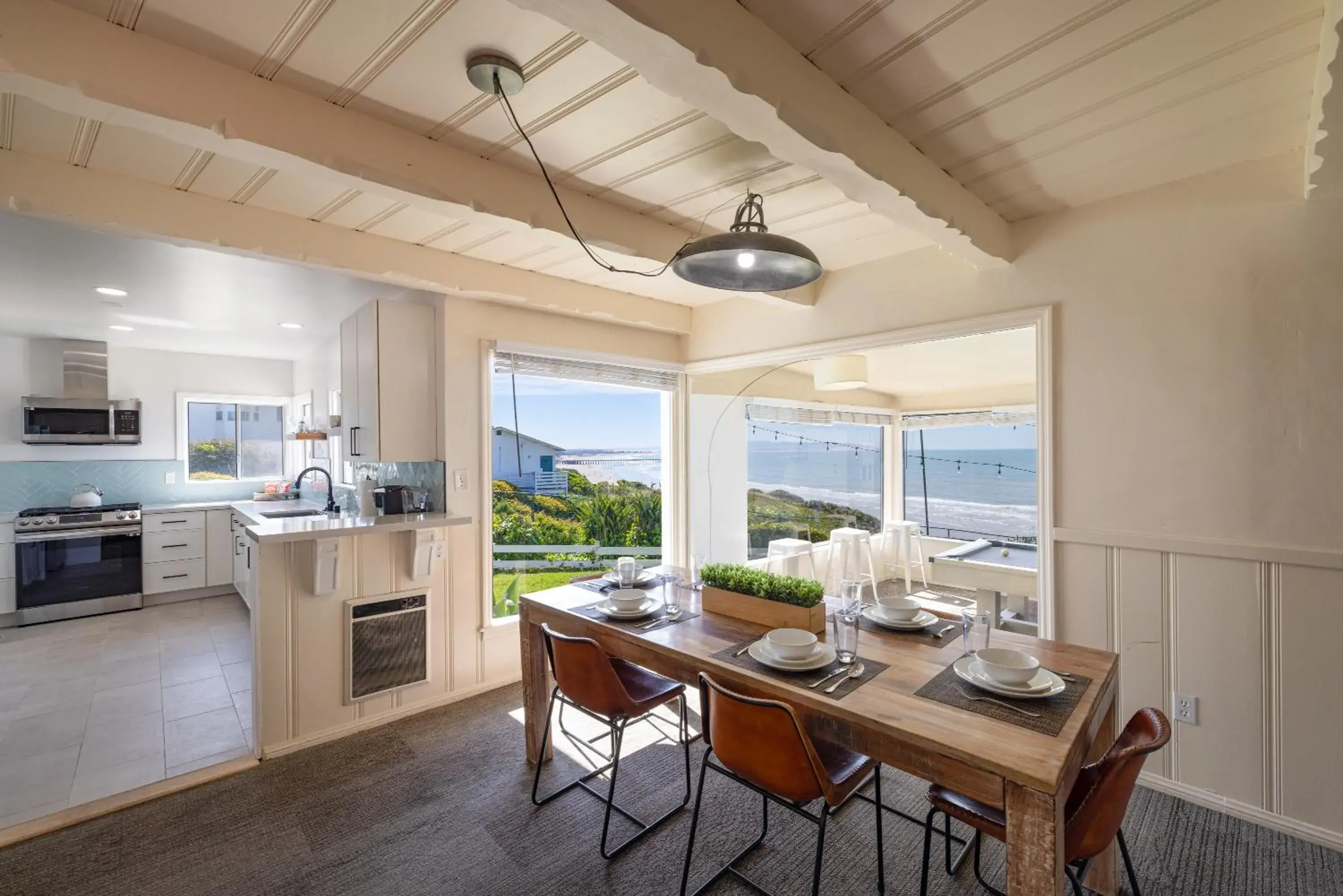 Kitchen or kitchenette, Dining Area in Tides Oceanview Inn and Cottages