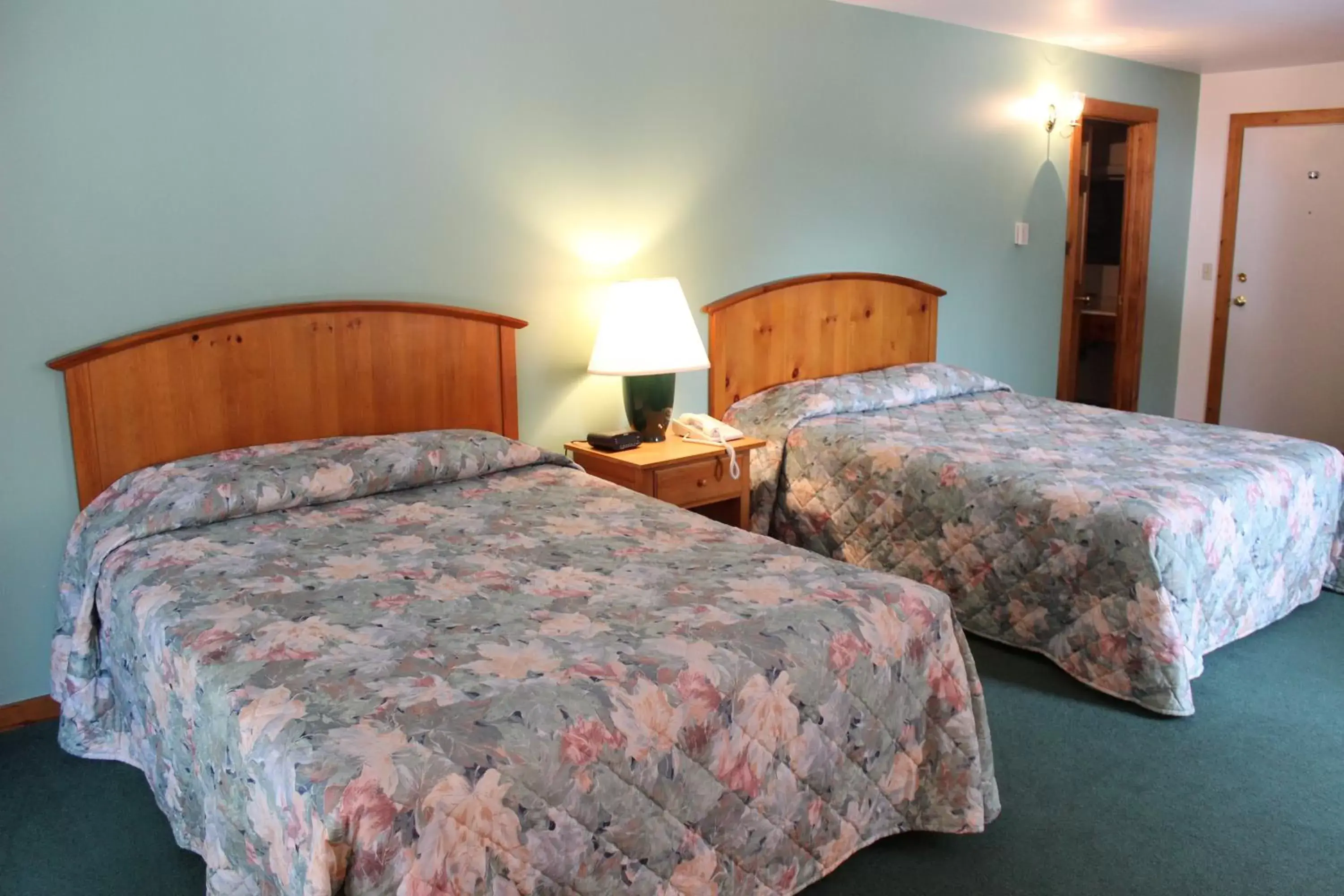 Bed in Nootka Lodge