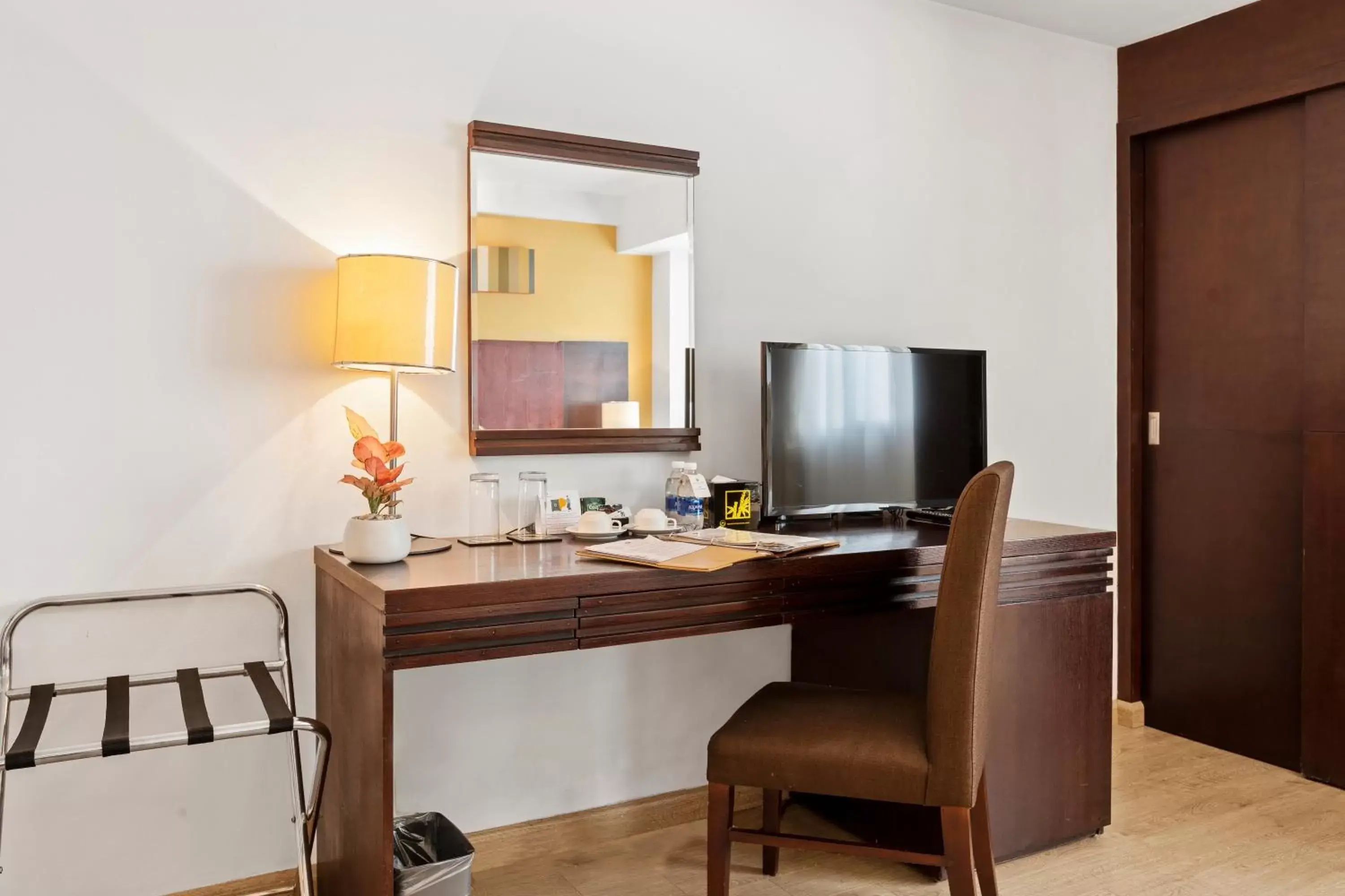 Bedroom, TV/Entertainment Center in Bao Son International Hotel