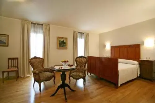 Bed, Seating Area in Grand Hotel Dei Castelli