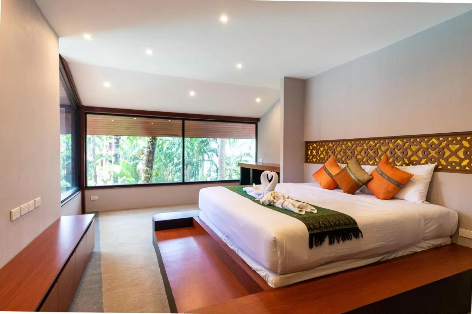 Photo of the whole room, Bed in Royal Phawadee Village Patong - 2 Minutes walk to the beach