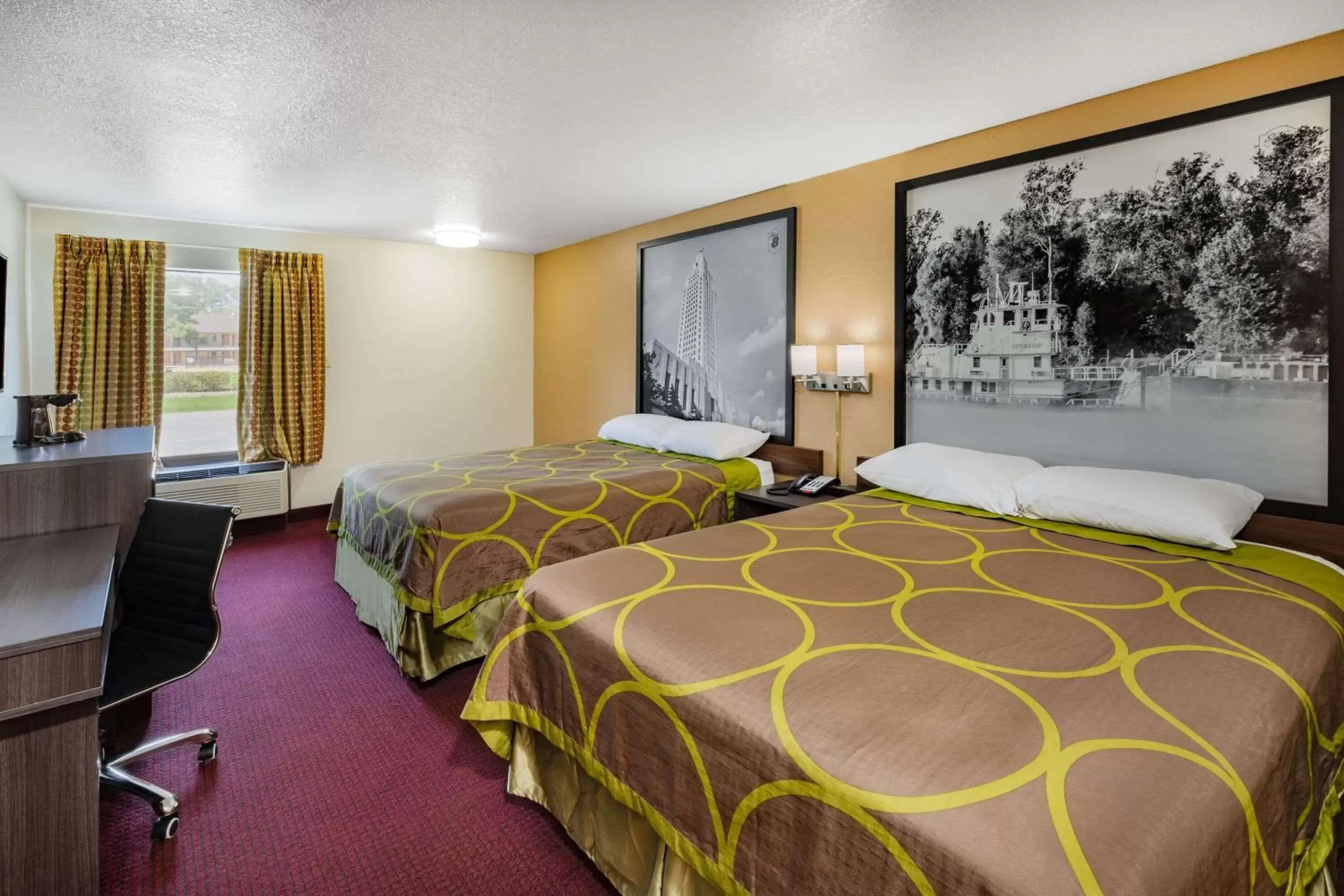 Photo of the whole room, Bed in Super 8 by Wyndham Kinder/Coushatta near Casino