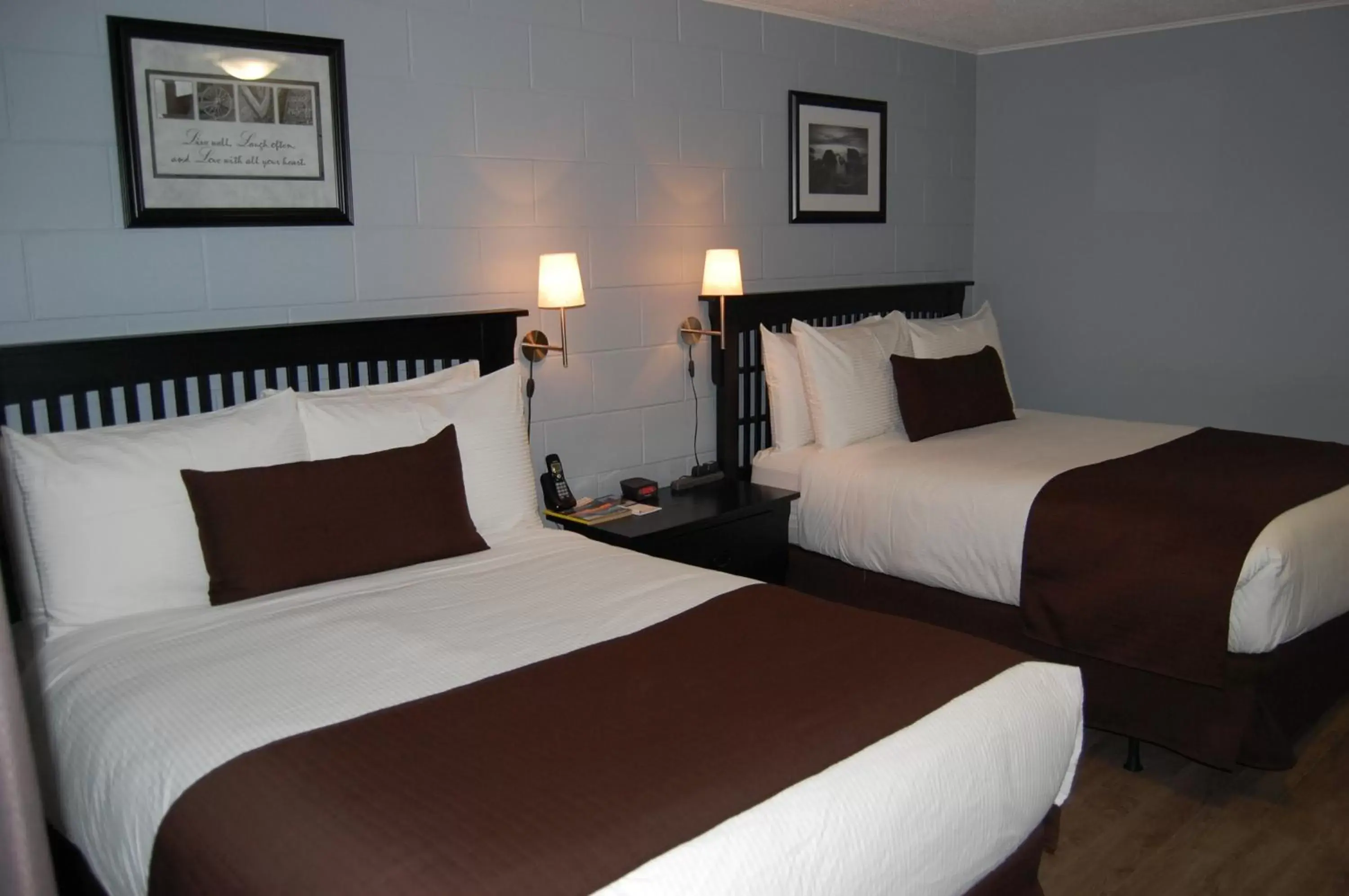 Photo of the whole room, Bed in Rest Inn
