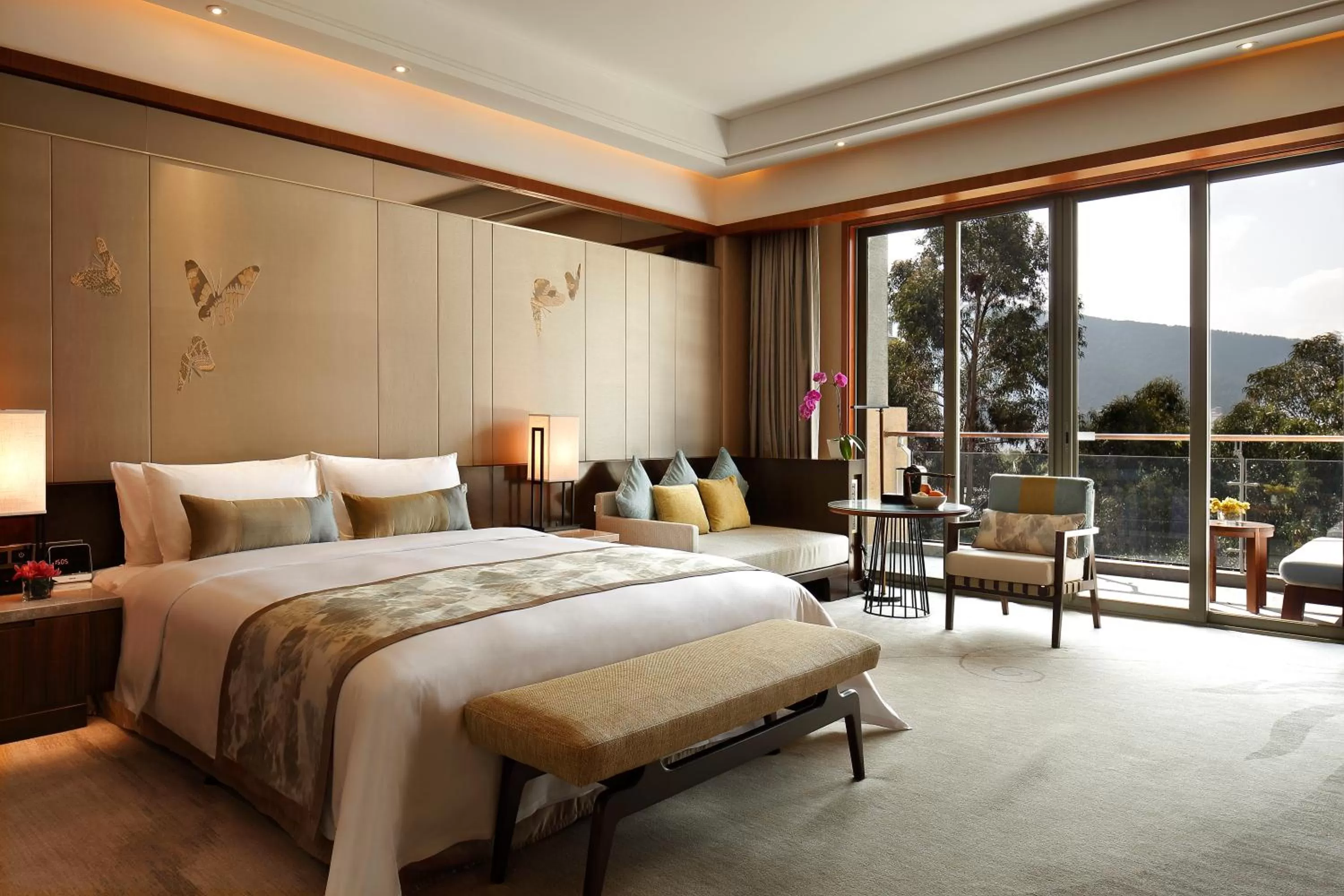 Balcony/Terrace, Bed in InterContinental Kunming by IHG