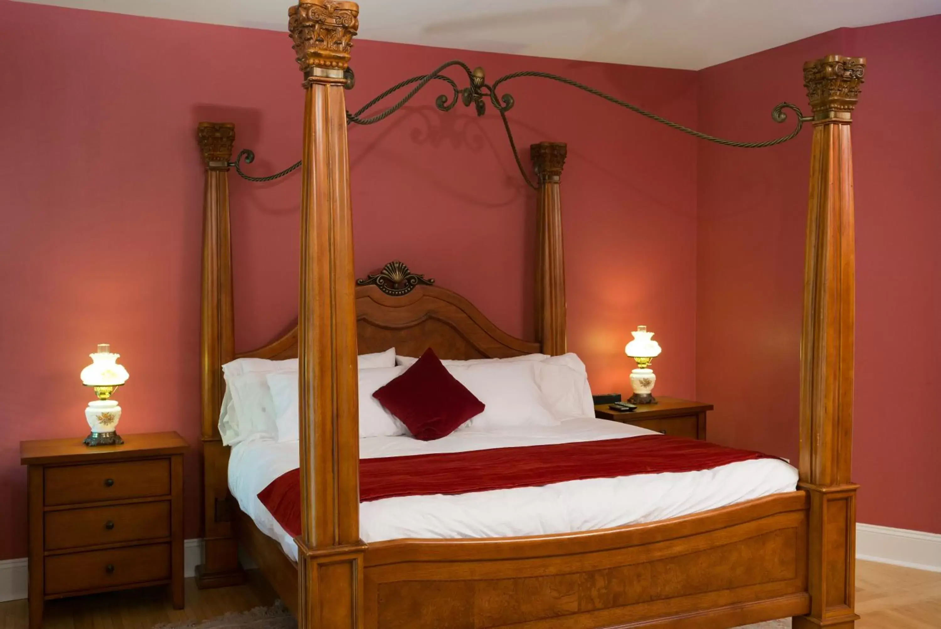 Deluxe King Suite in Greenway House Bed and Breakfast