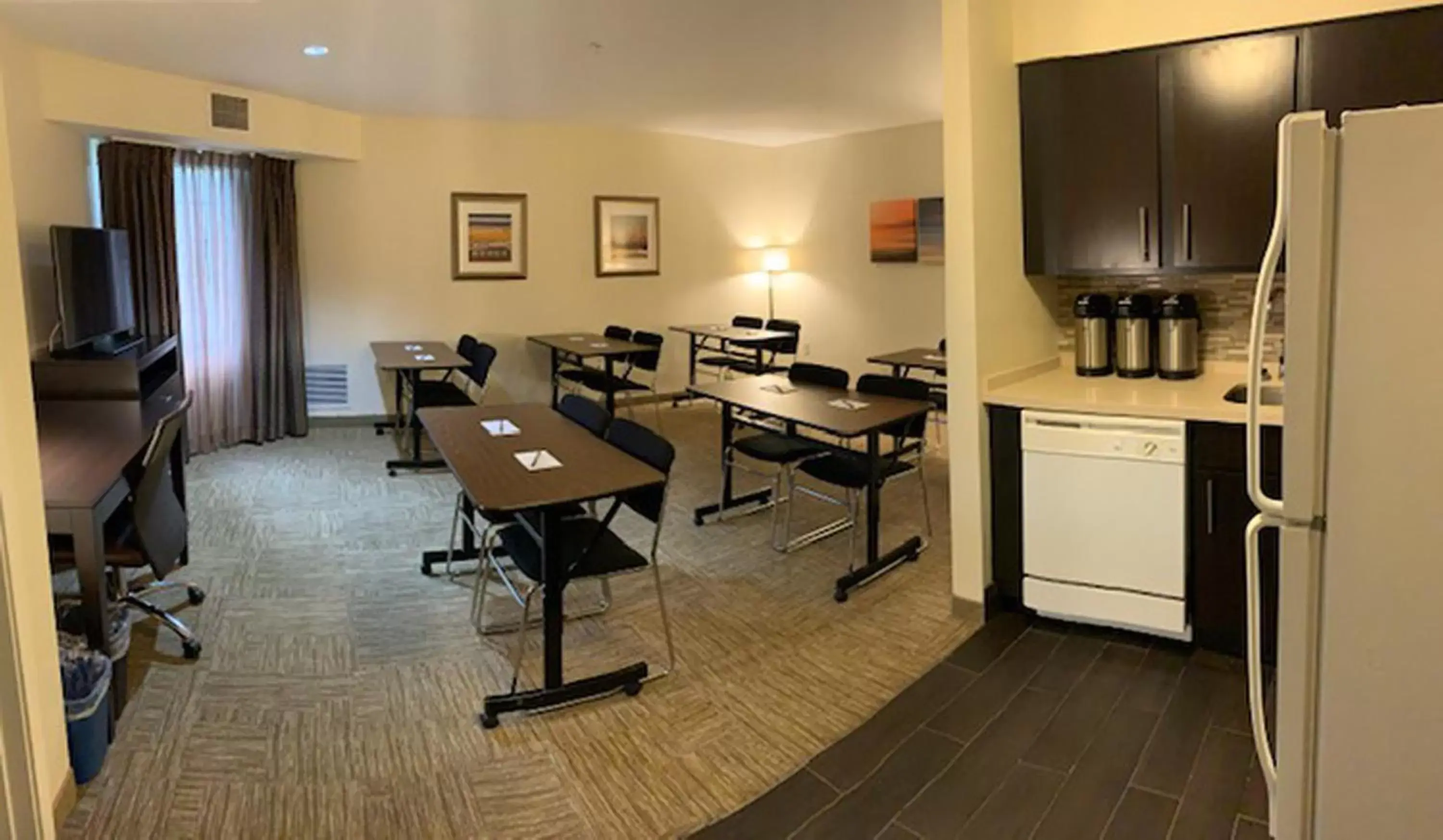 Meeting/conference room in Staybridge Suites Glenview, an IHG Hotel