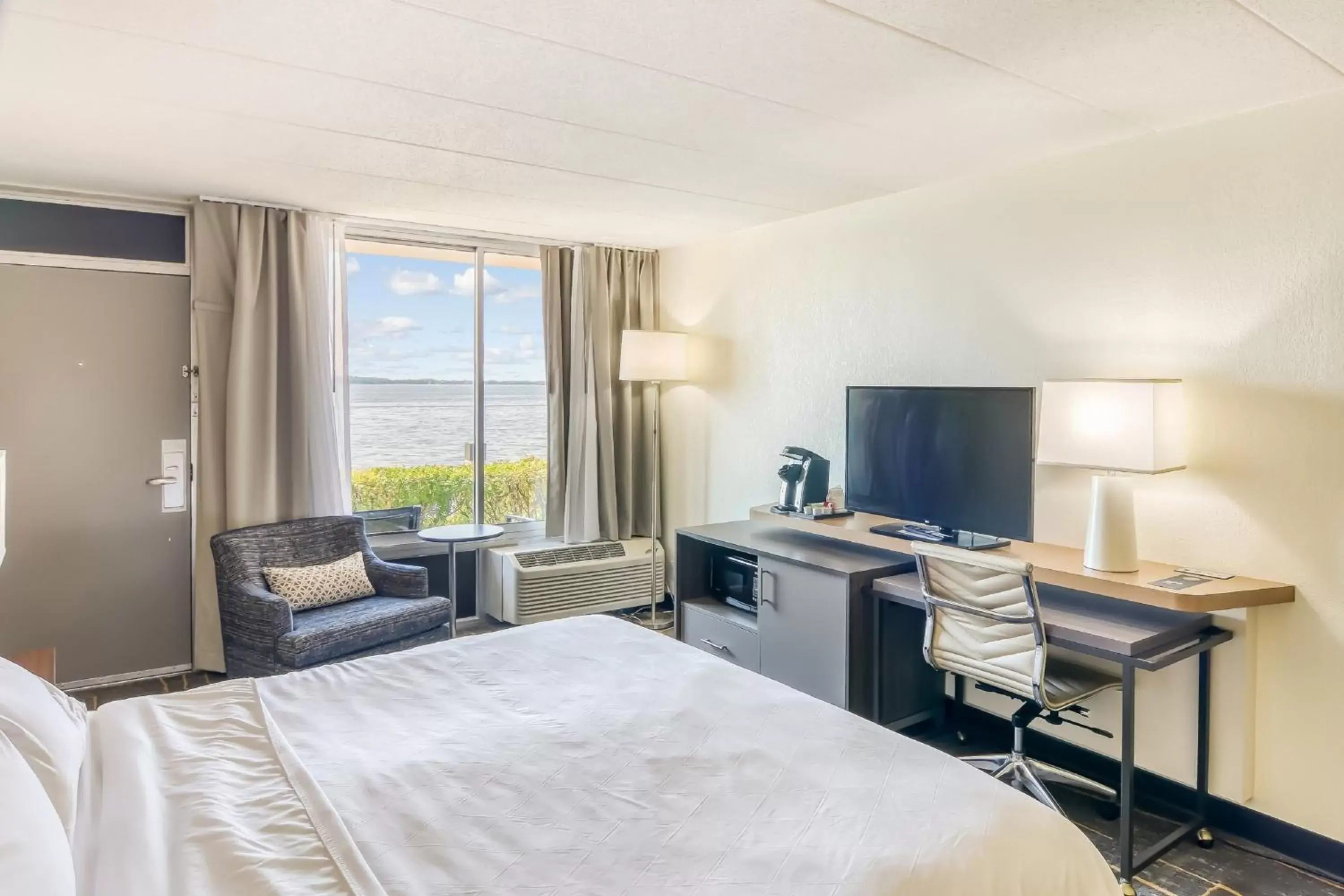 Photo of the whole room, TV/Entertainment Center in Holiday Inn Detroit Lakes, an IHG Hotel