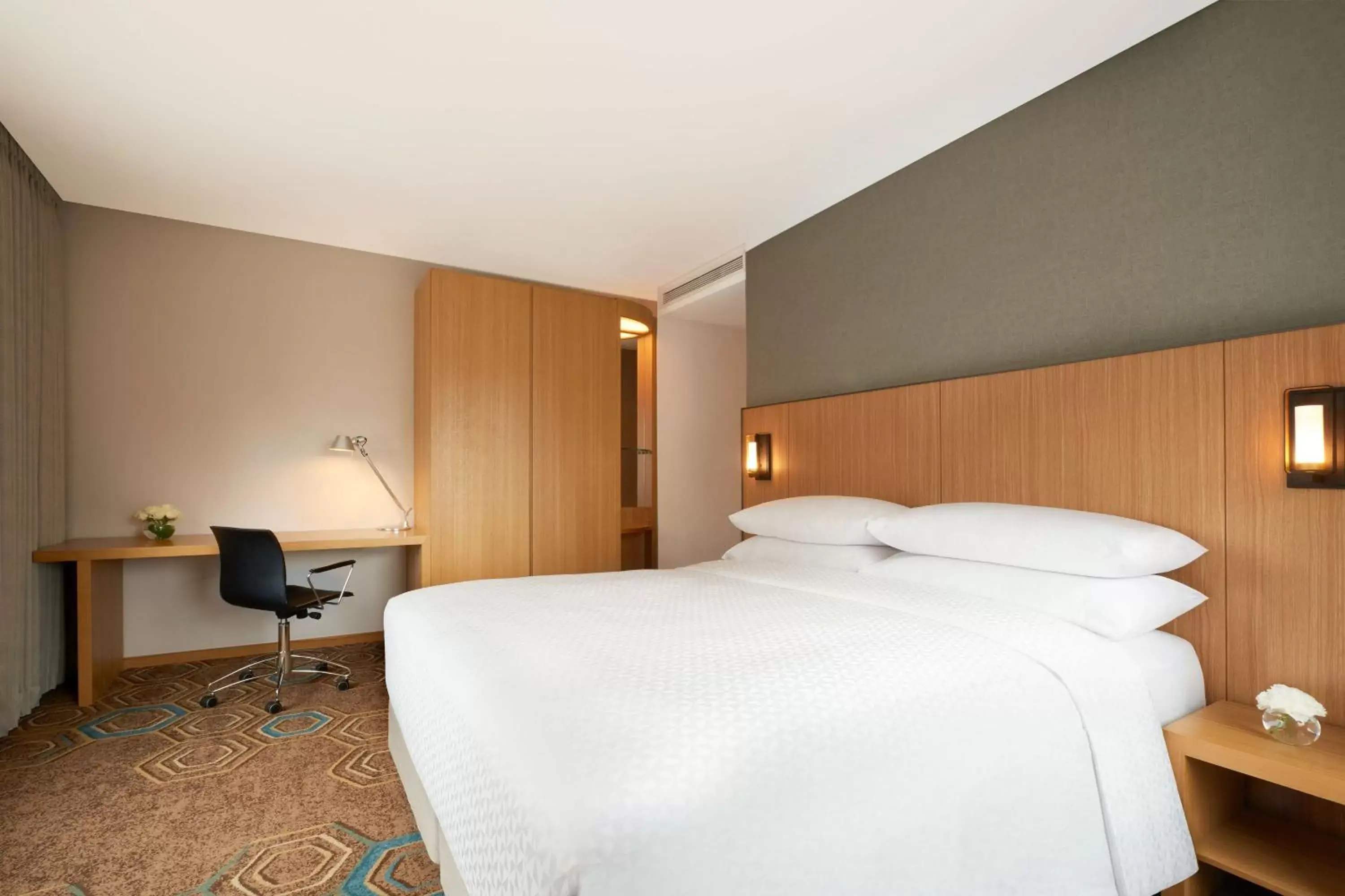 Photo of the whole room, Bed in Four Points by Sheraton Seoul, Guro