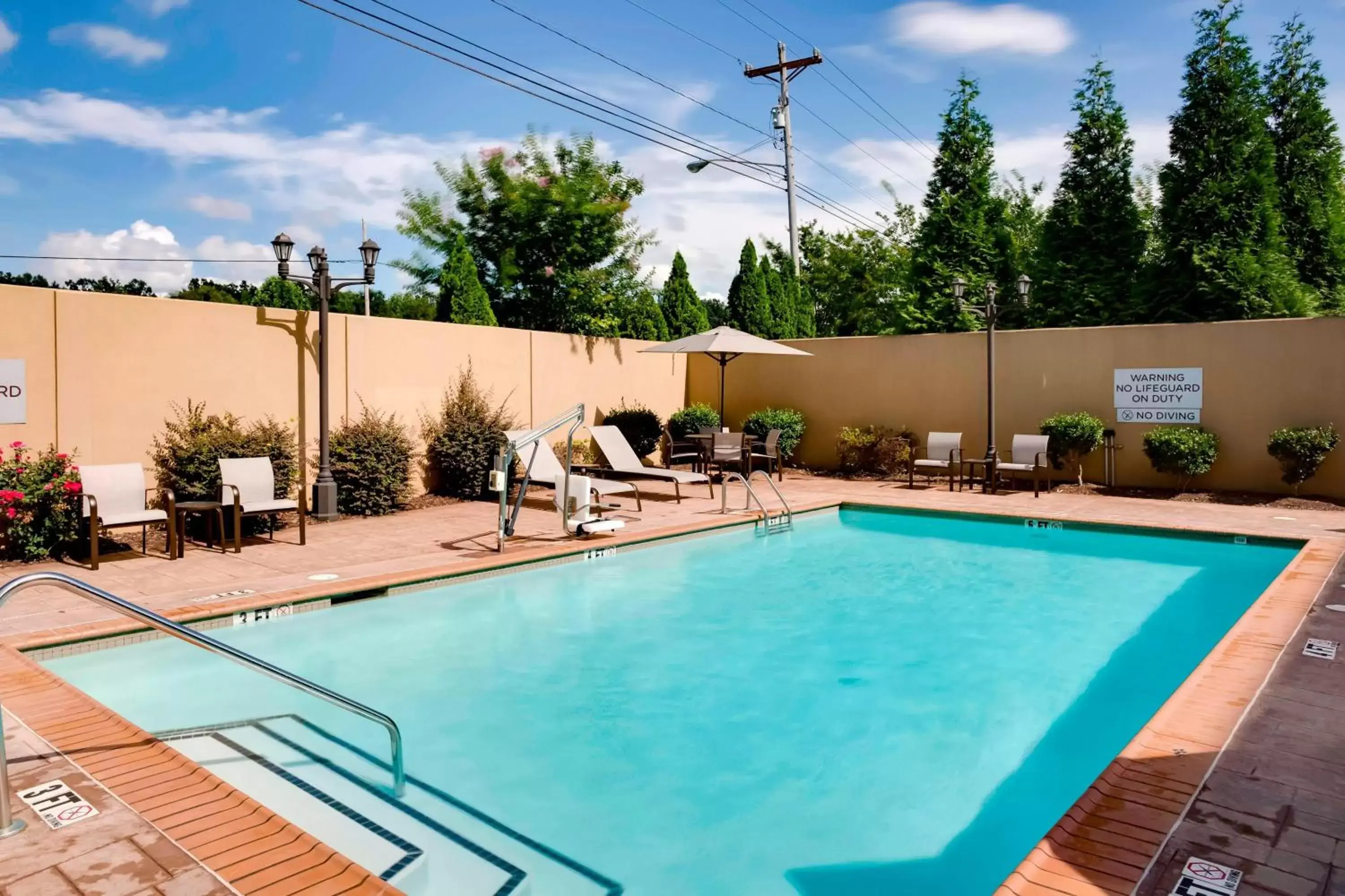 Swimming Pool in Courtyard Statesville Mooresville/Lake Norman